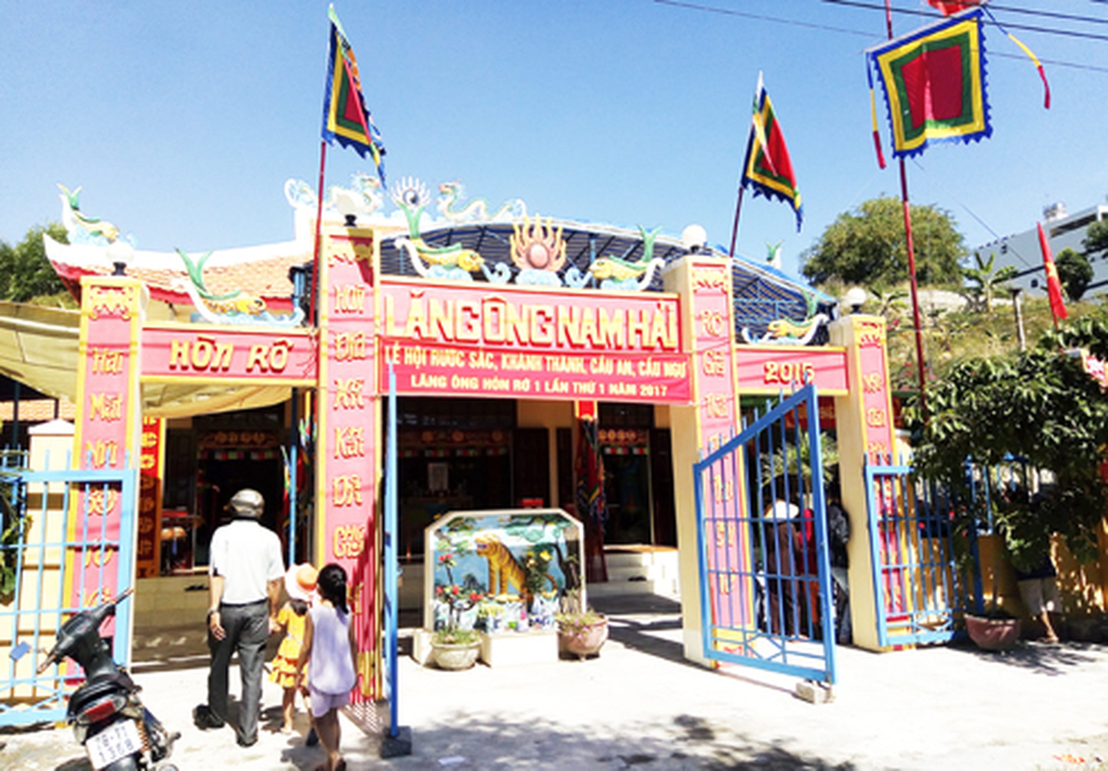 Exploring Ong Temple at Hon Ro, Nha Trang's busiest fishing port - Hình 2