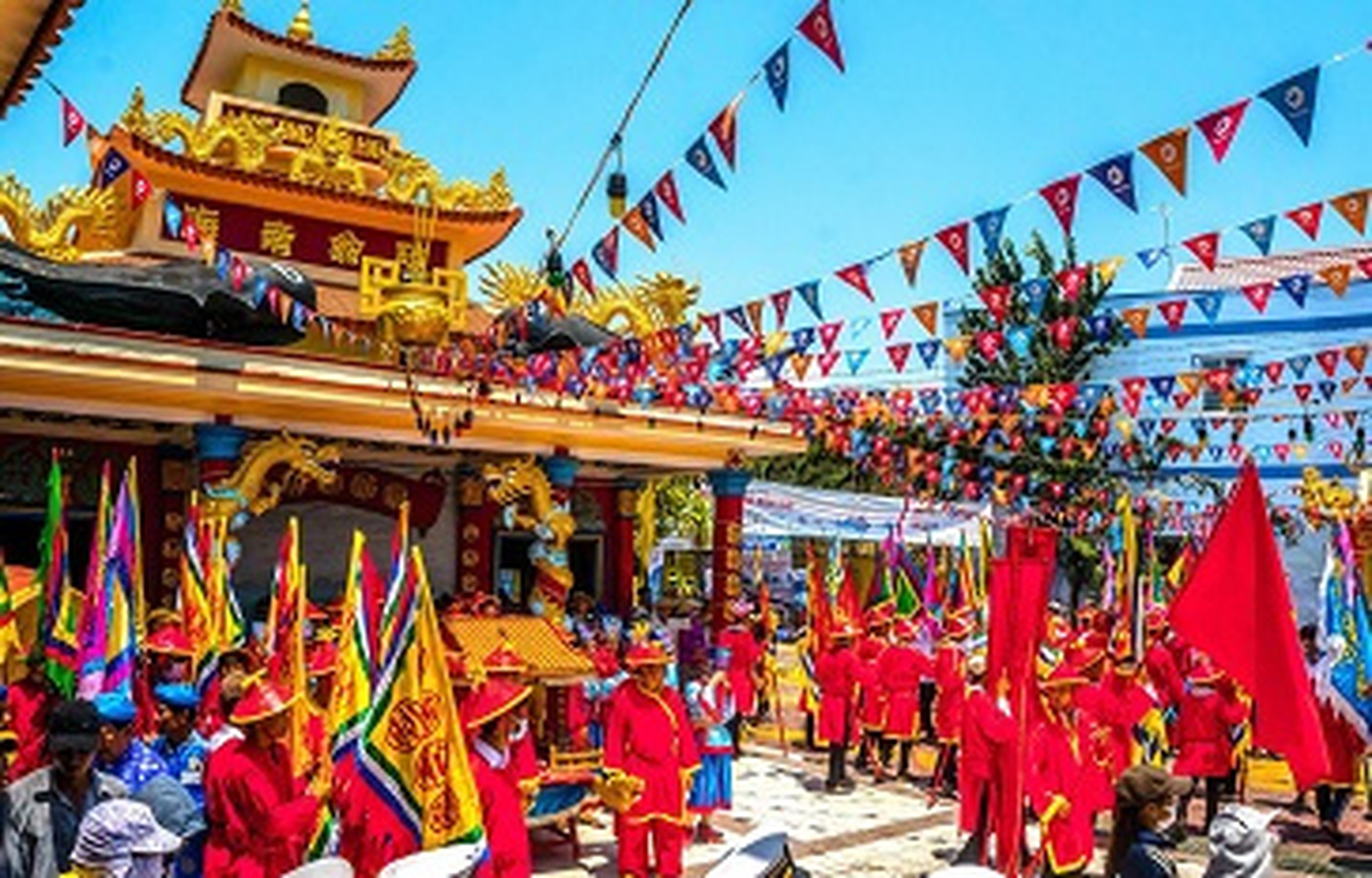 Exploring Ong Temple at Hon Ro, Nha Trang's busiest fishing port - Hình 1