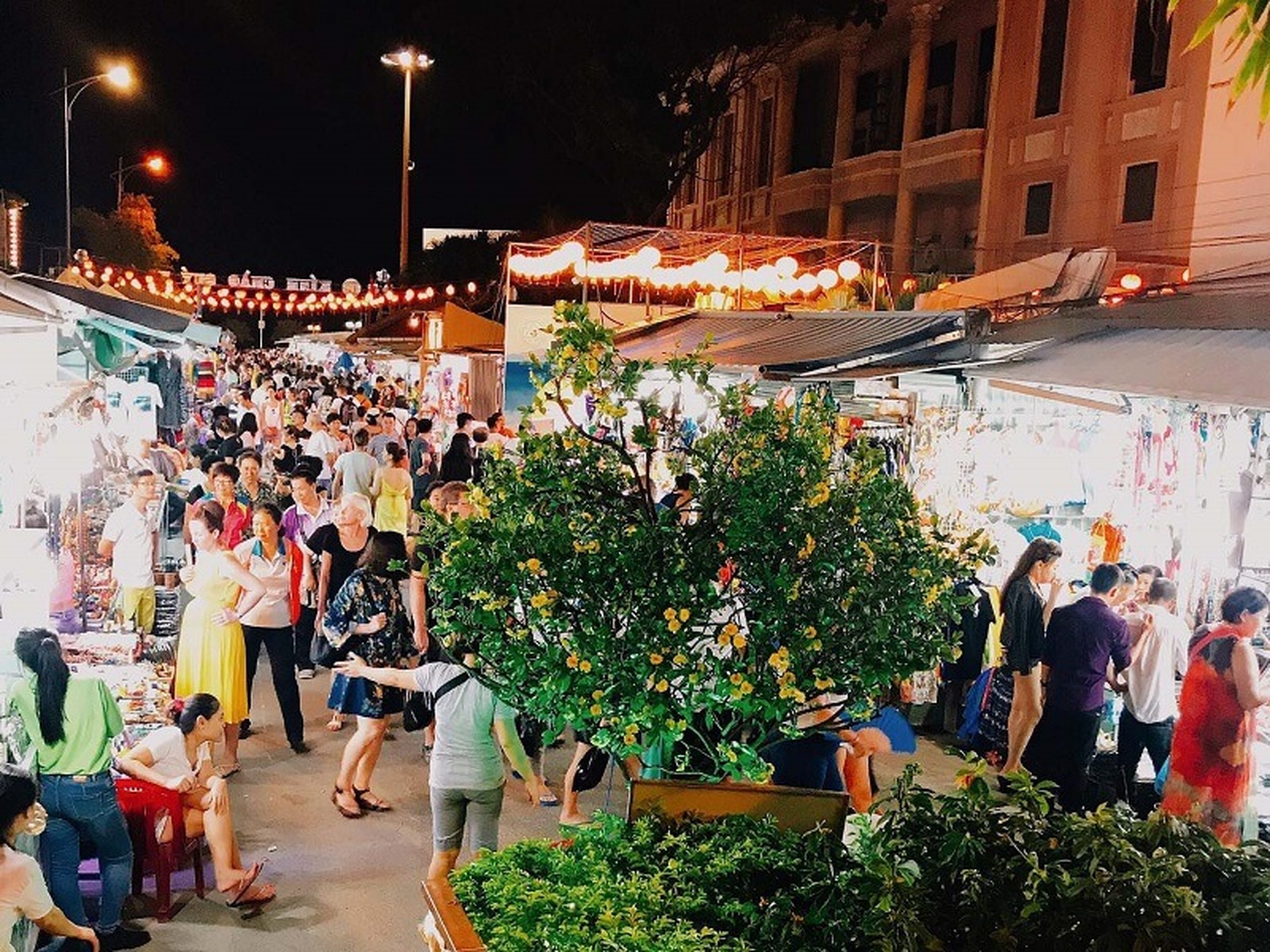 探索芽庄步行街 - 夜市：城市中心的一抹乡村风情 - Hình 3