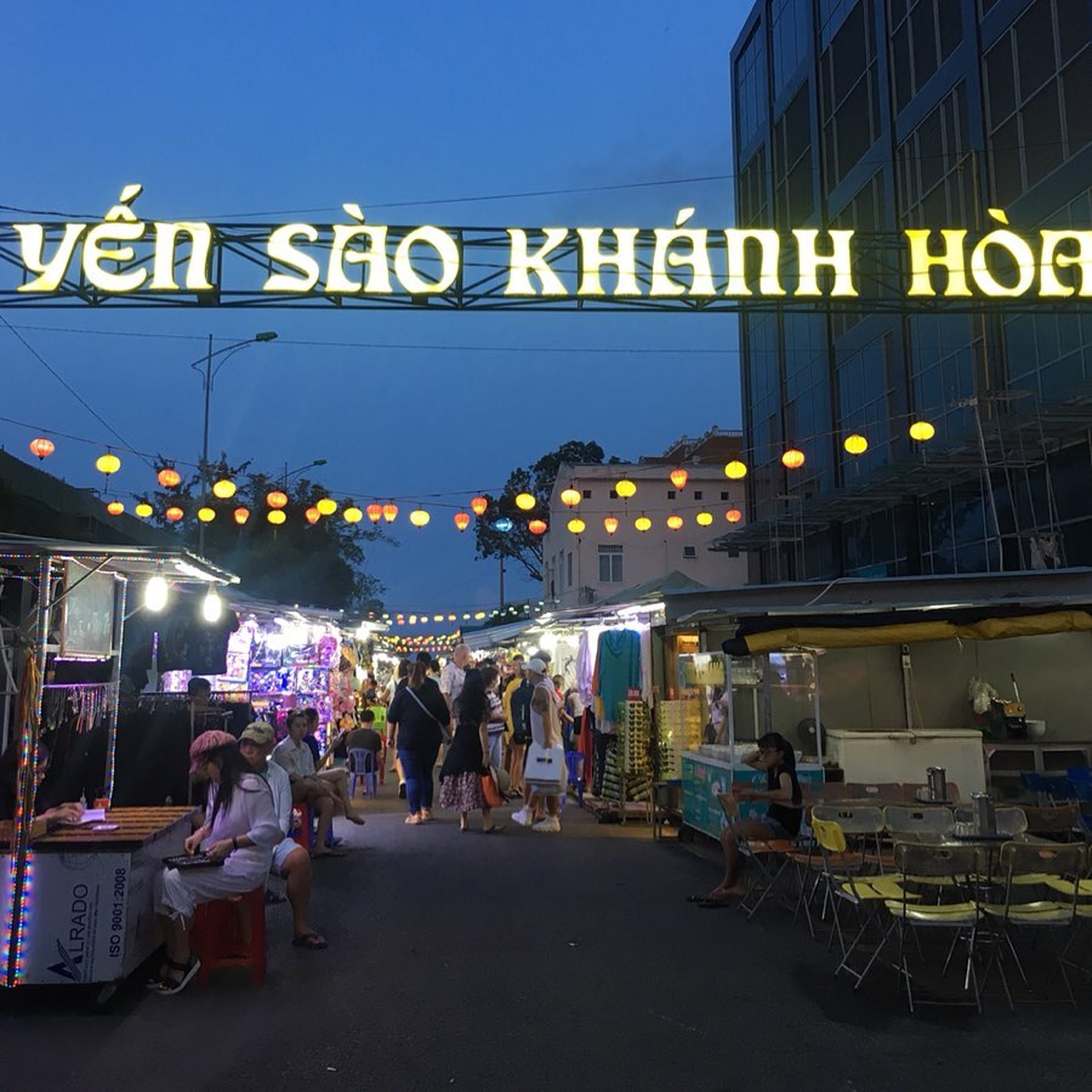 探索芽庄步行街 - 夜市：城市中心的一抹乡村风情 - Hình 6