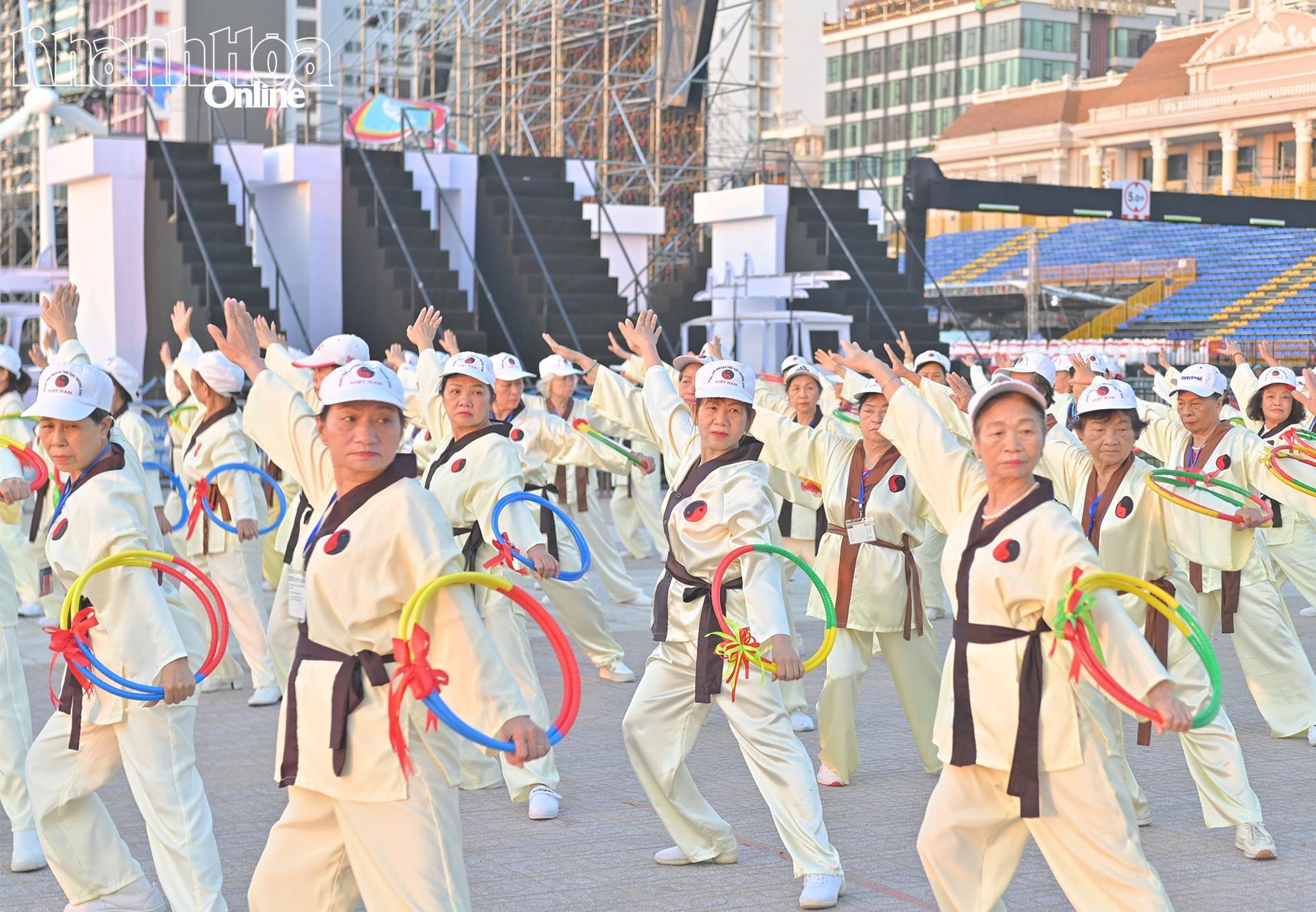 Gần 200 người đồng diễn thể dục dưỡng sinh hưởng ứng Festival Biển - Hình 1