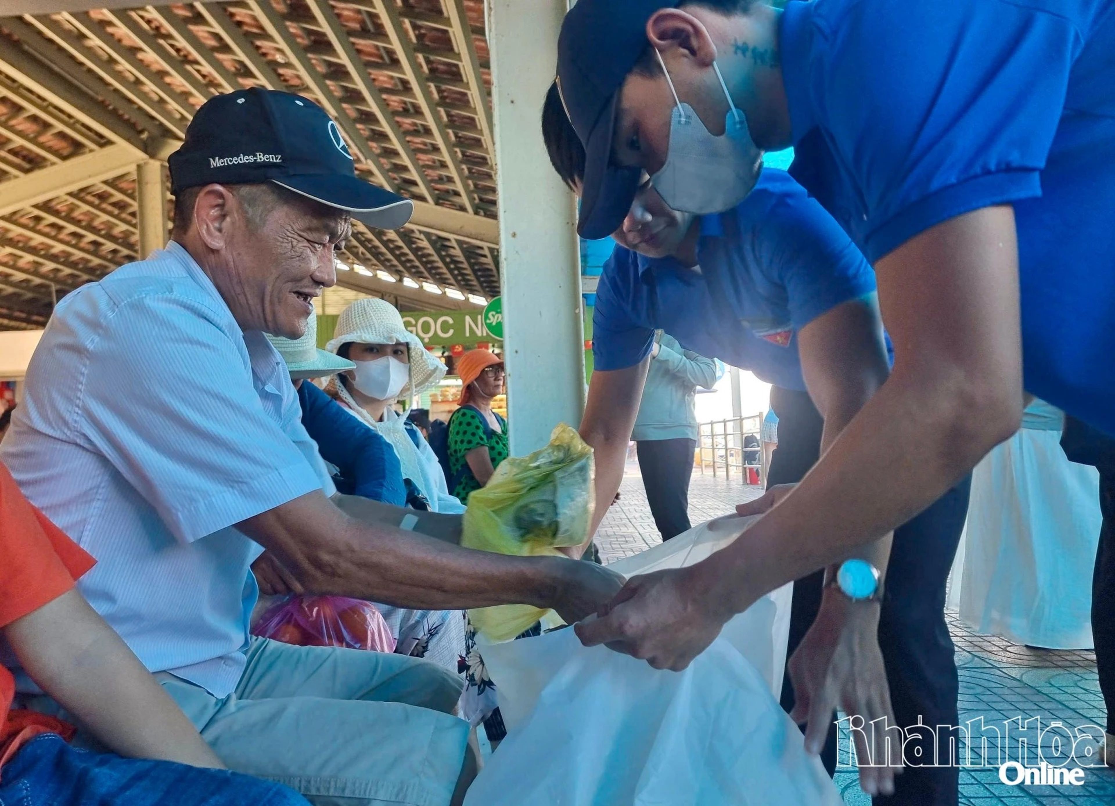 Nha Trang Bay Management Board launches campaign to raise awareness about environmental protection. - Hình 1