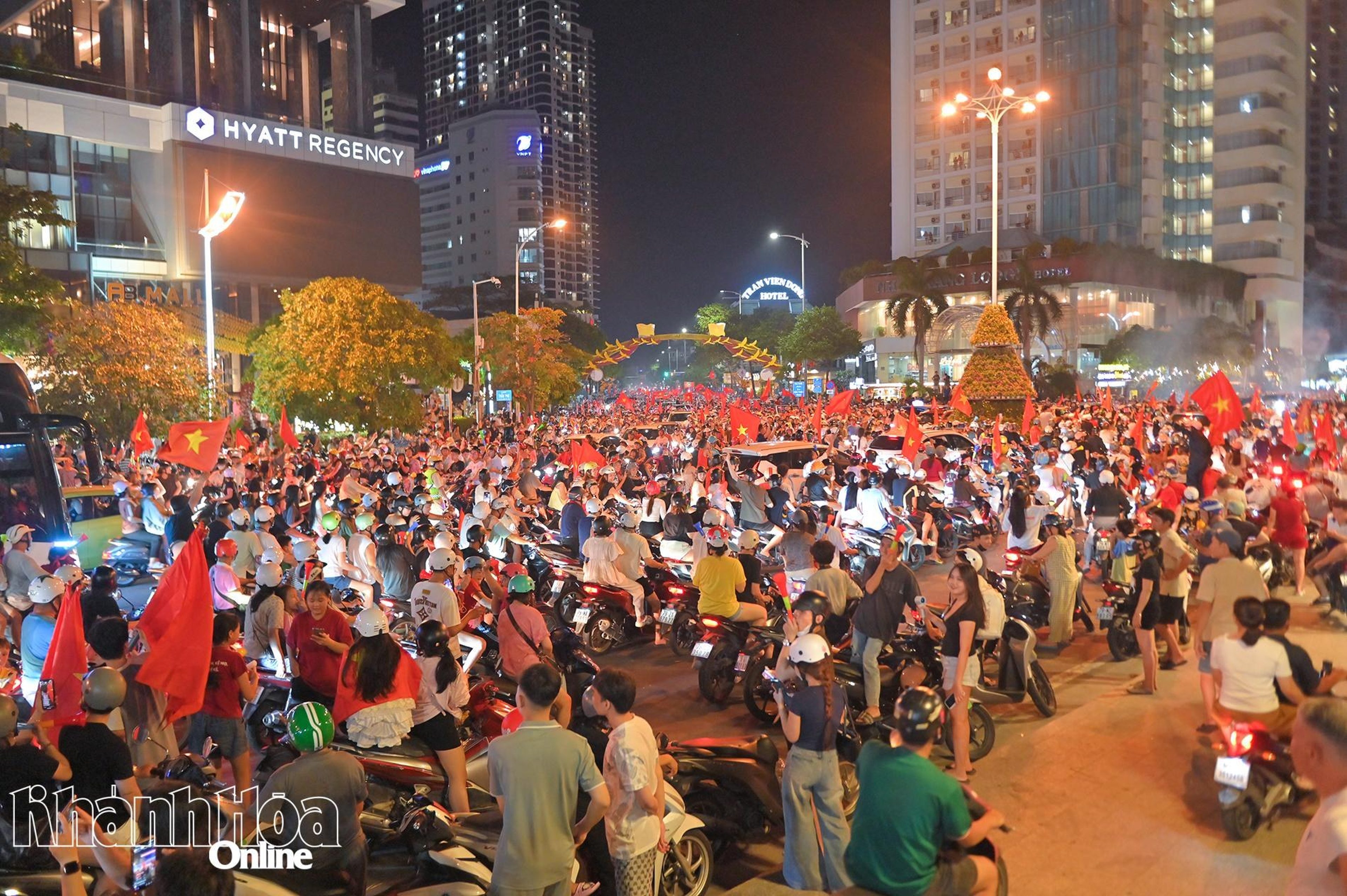 Người dân các phường Nha Trang đổ ra đường mừng tuyển Việt Nam vô địch AFF Cup 2026 - Hình 3