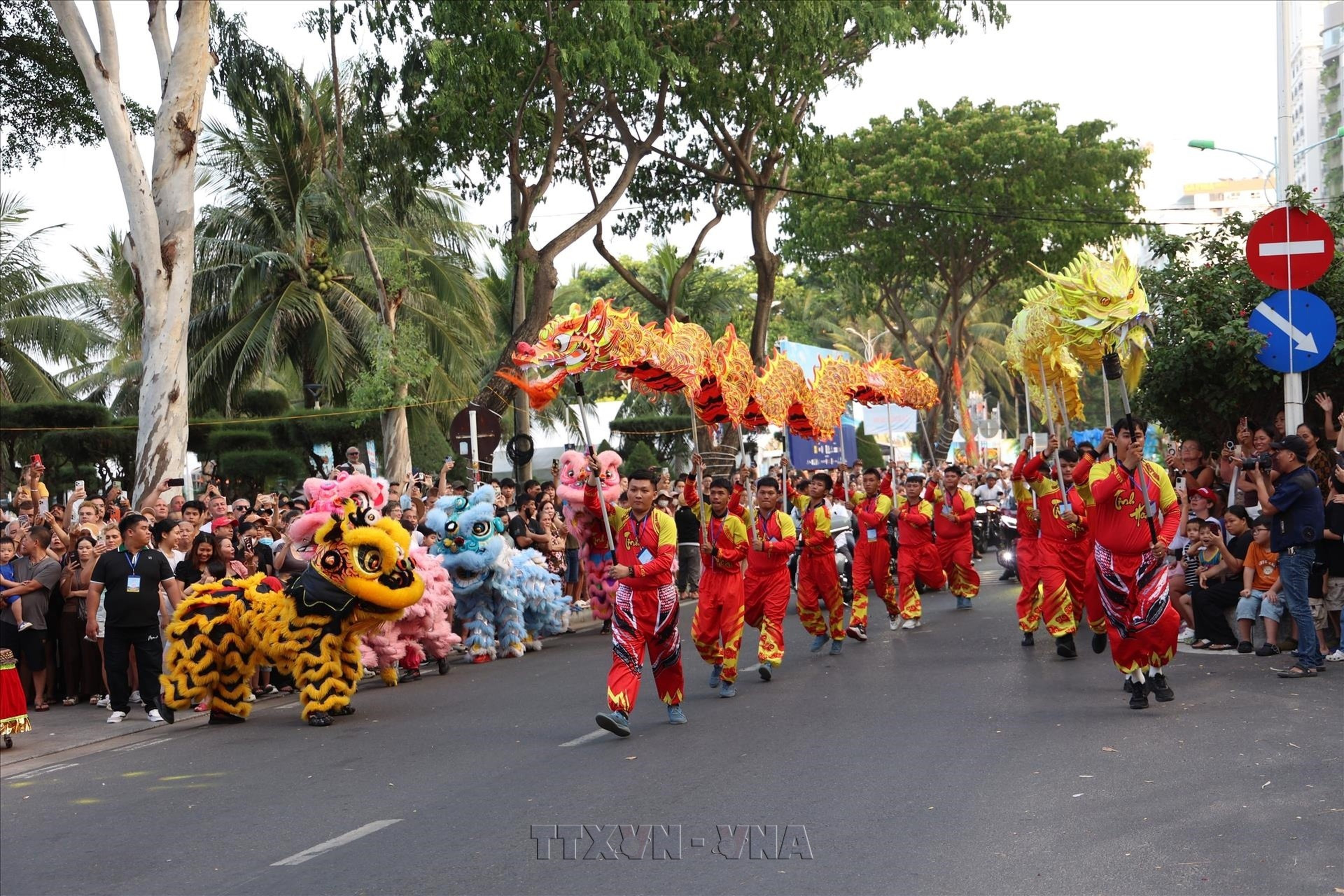The Splendor of the 2026 Khanh Hoa Sea Festival Street Carnival: A Symphony of Colors - Hình 2