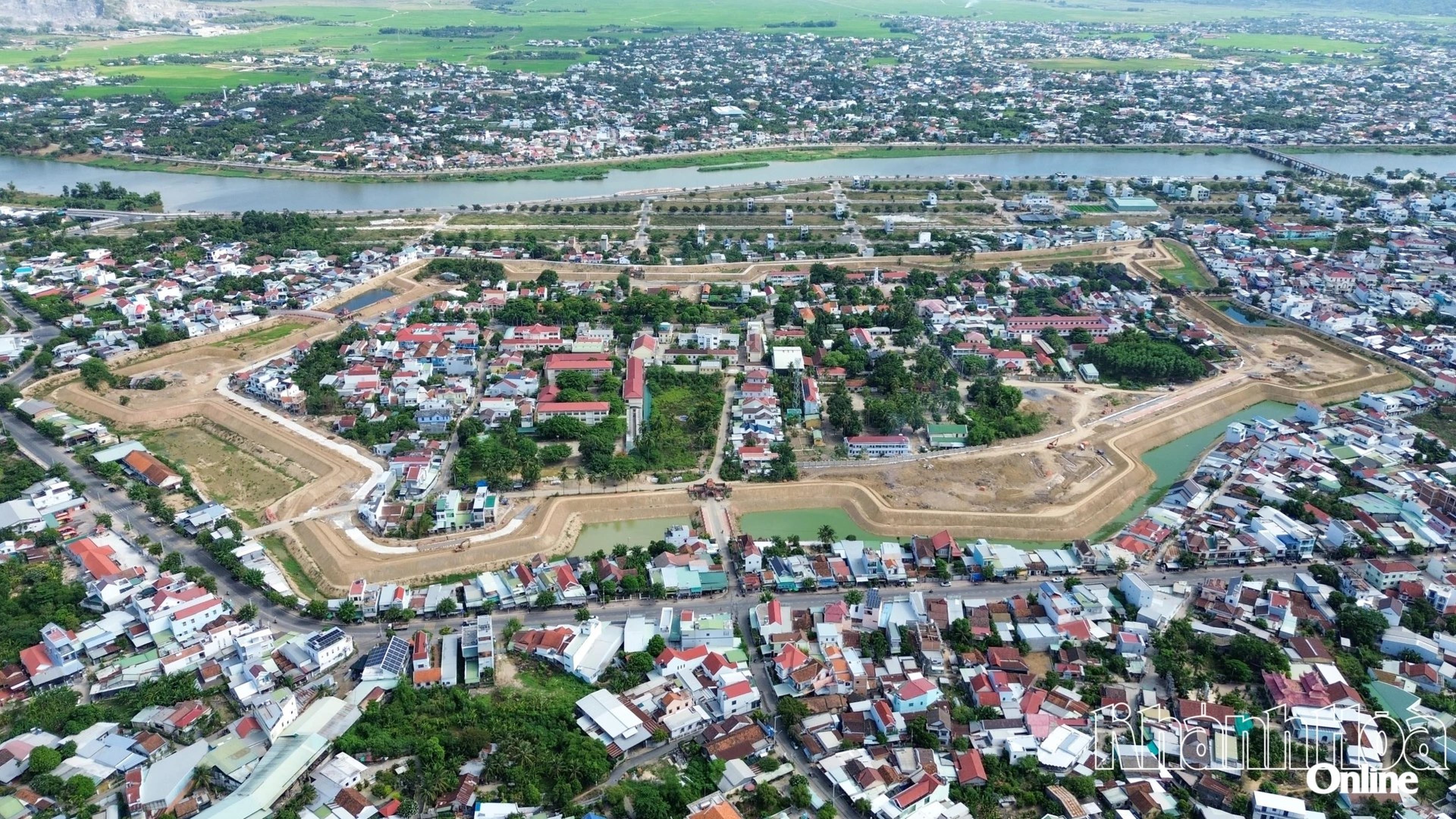 Trên công trường tu bổ, tôn tạo di tích quốc gia Thành cổ Diên Khánh - Hình 1