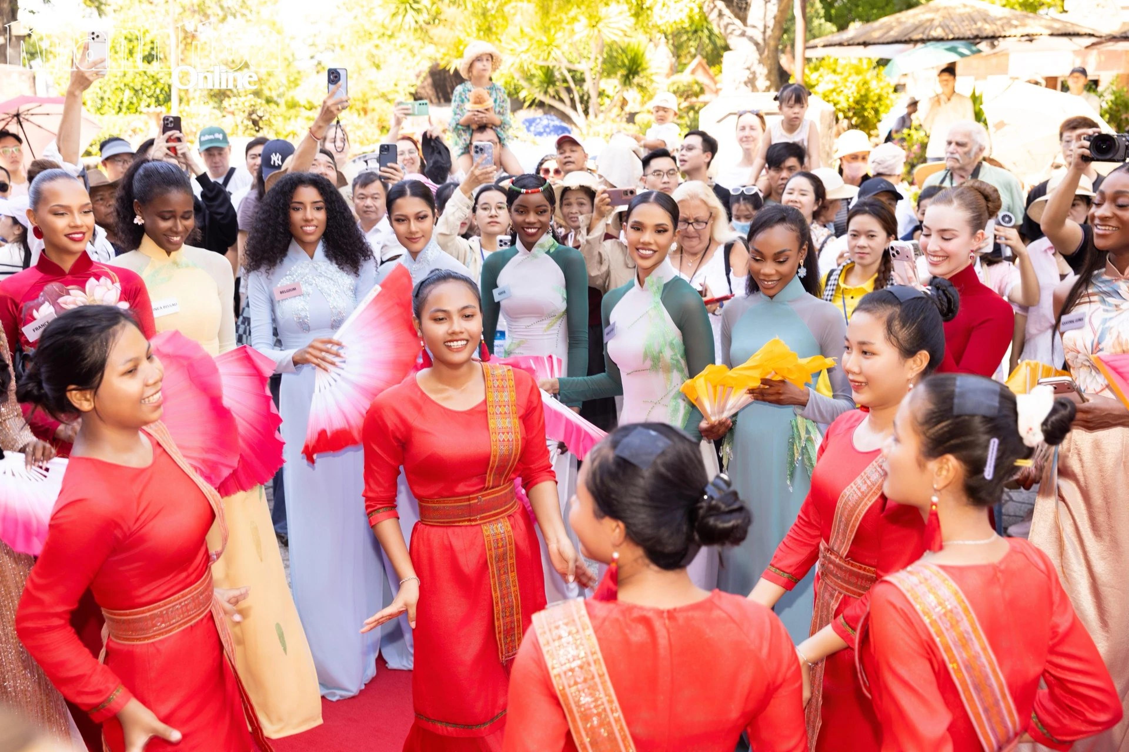 Miss World 2026 contestants visit and experience famous tourist attractions in Khanh Hoa - Hình 2