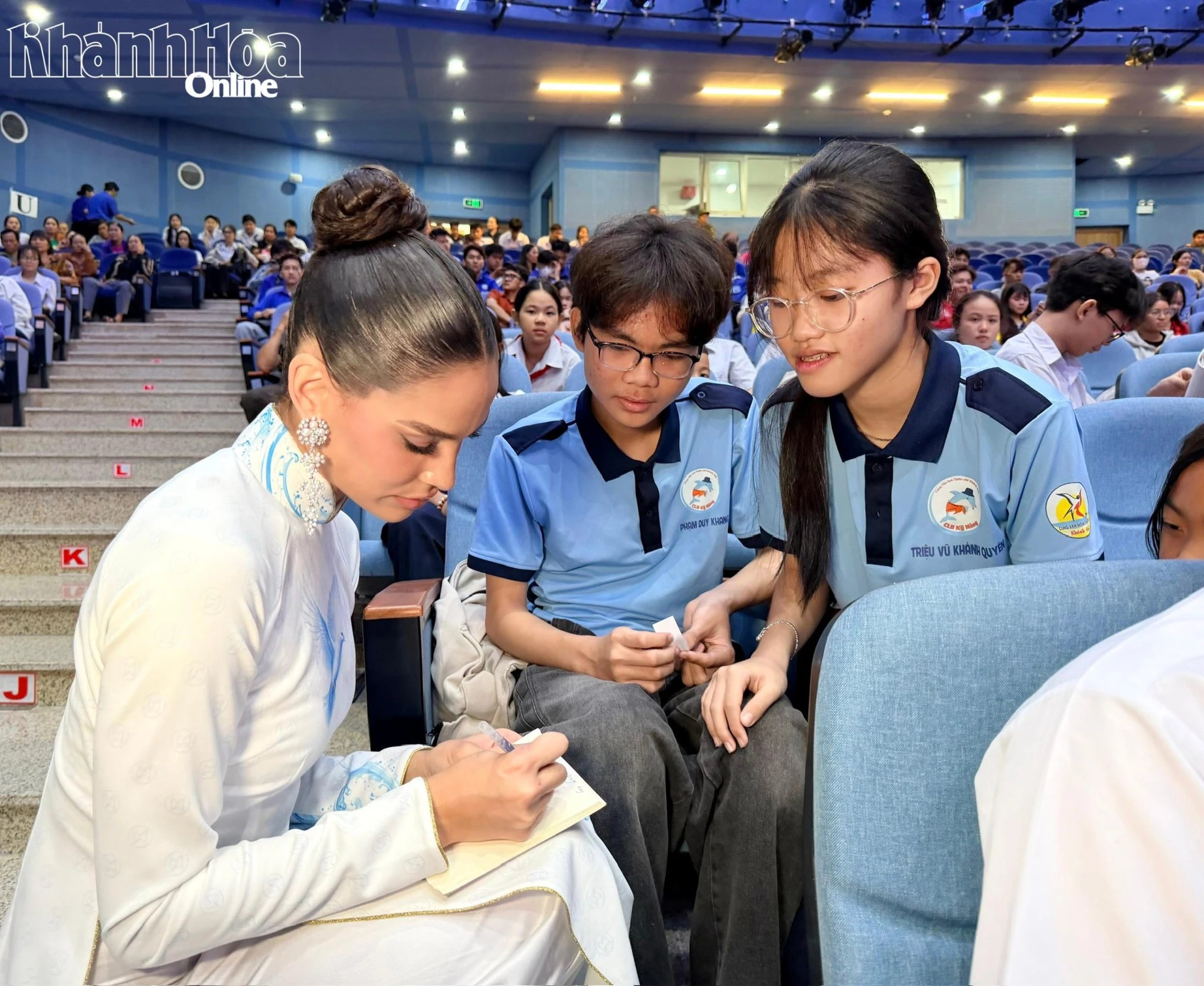 Miss World 2026 Organizers present gifts to 200 poor, studious students in Khanh Hoa - Hình 9