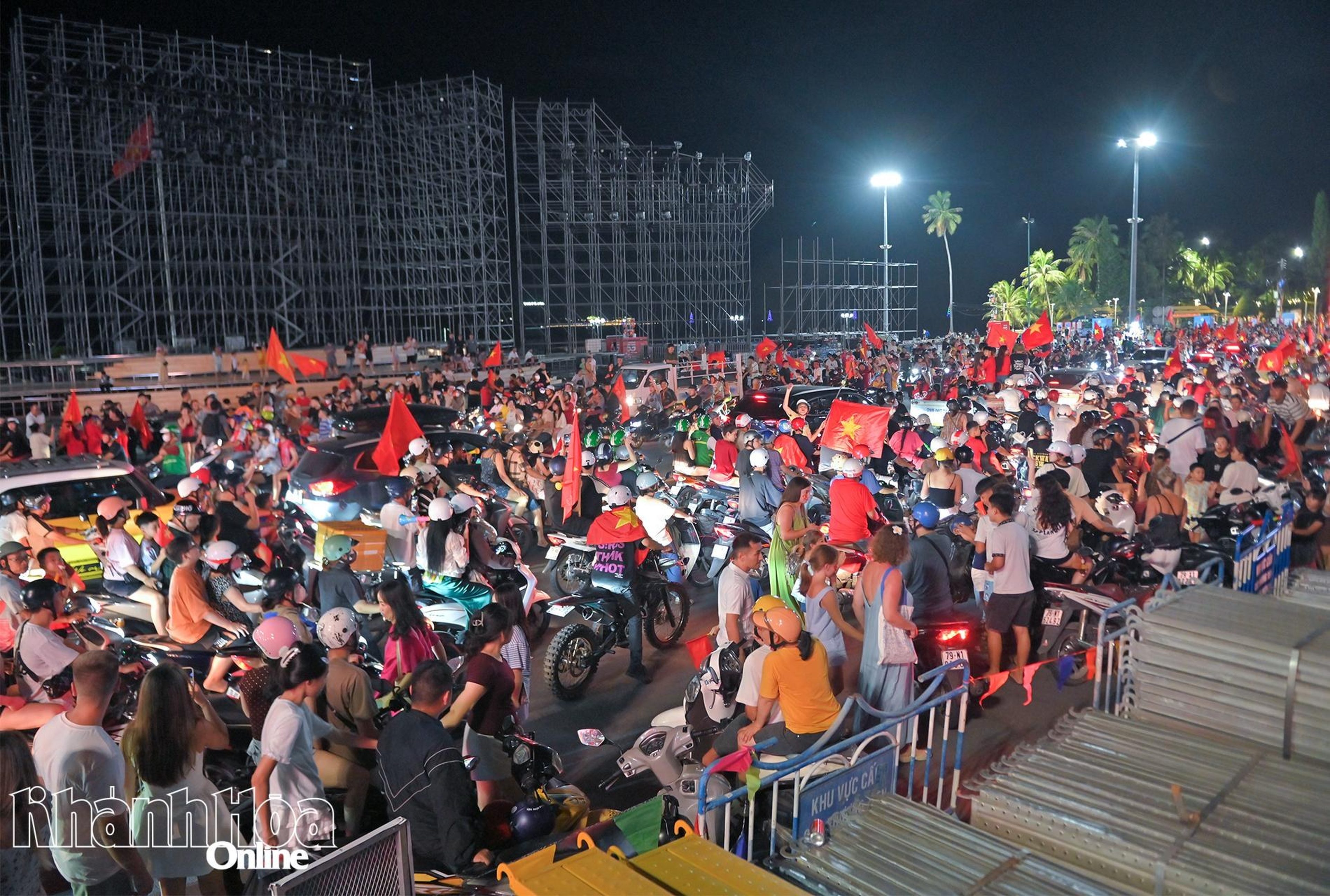 Người dân các phường Nha Trang đổ ra đường mừng tuyển Việt Nam vô địch AFF Cup 2026 - Hình 4