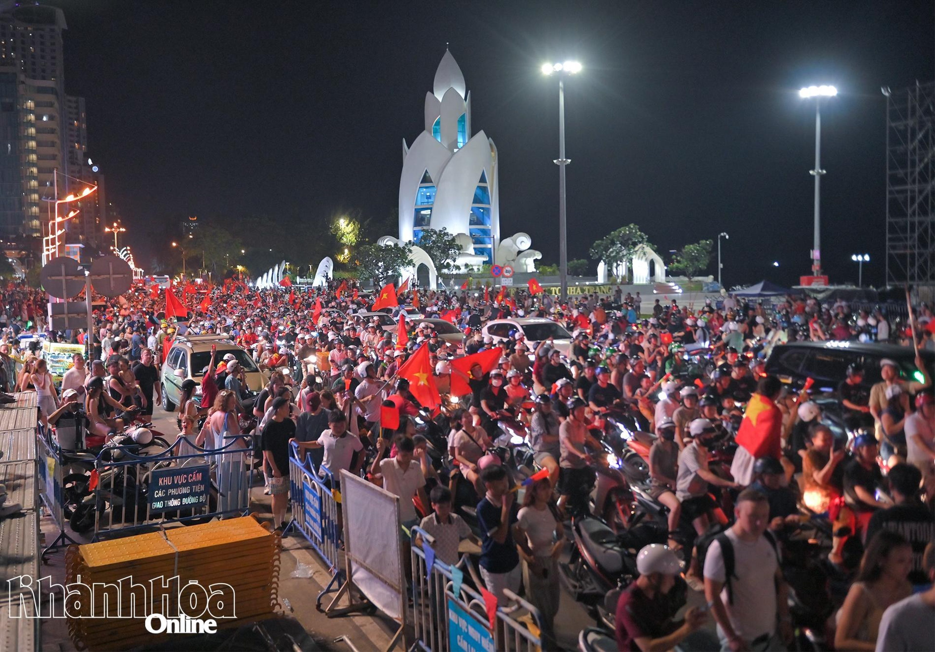 Người dân các phường Nha Trang đổ ra đường mừng tuyển Việt Nam vô địch AFF Cup 2026 - Hình 2