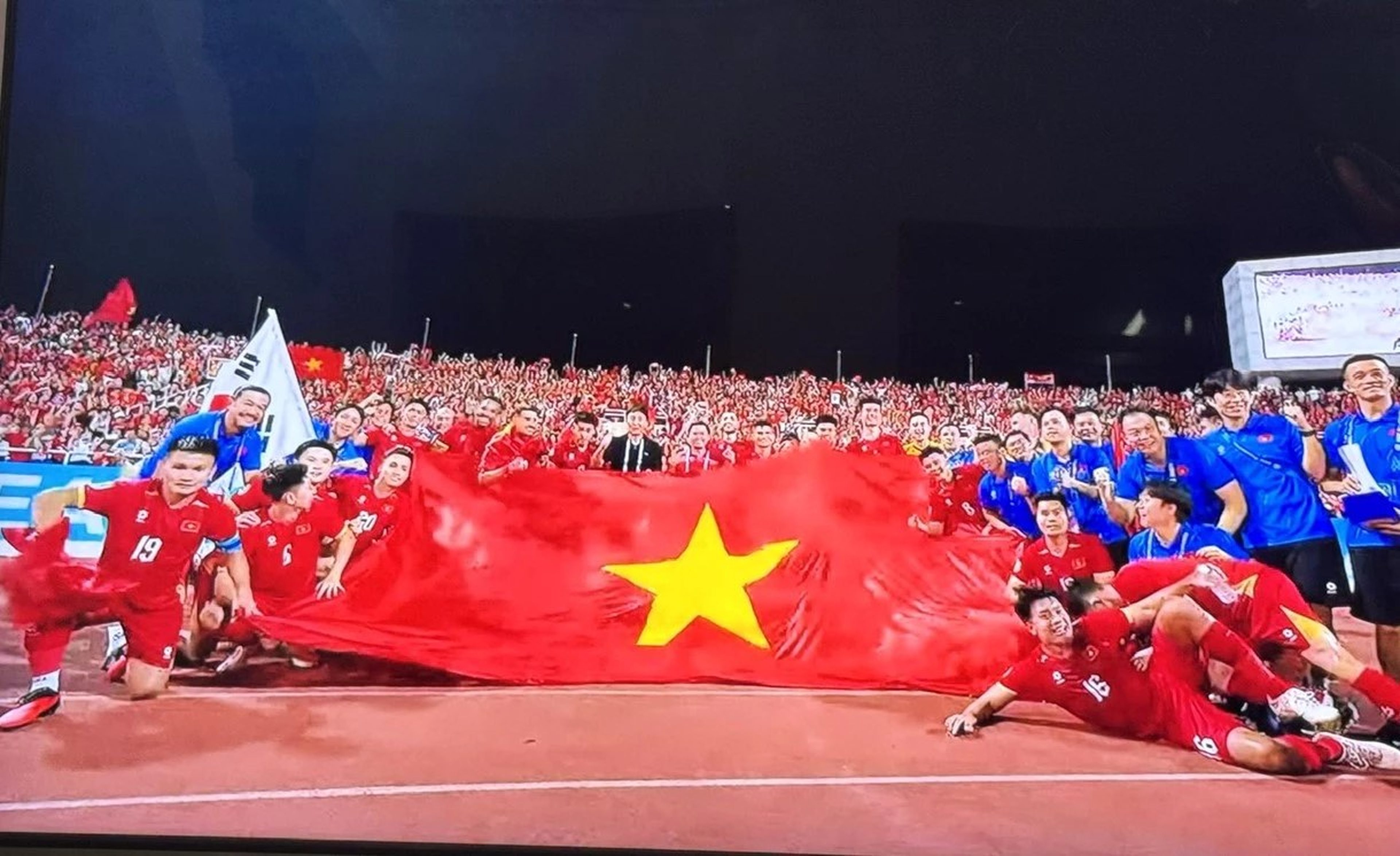 Việt Nam và kịch bản điên rồ của bóng đá - Hình 1