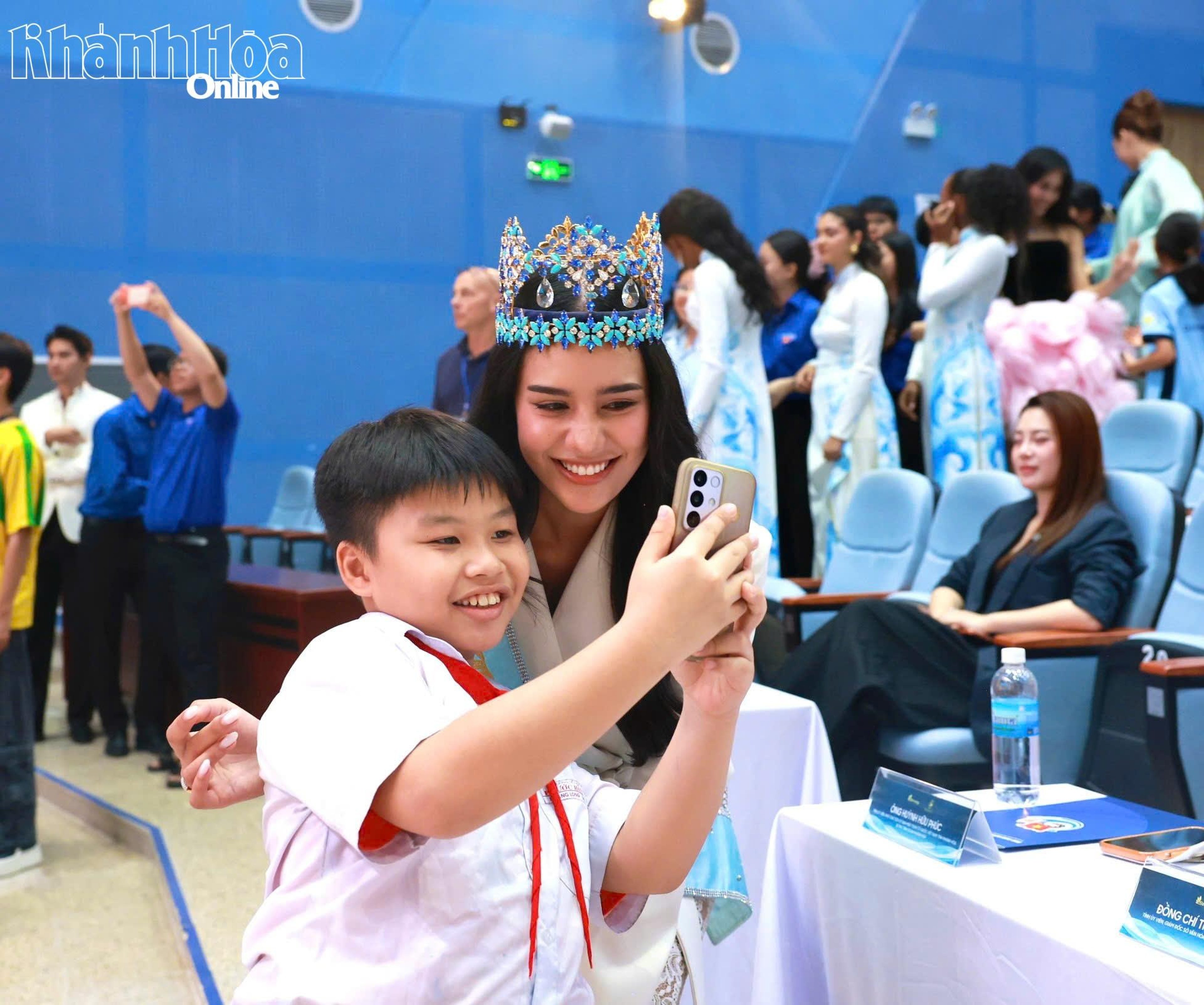 Miss World 2026 Organizers present gifts to 200 poor, studious students in Khanh Hoa - Hình 3