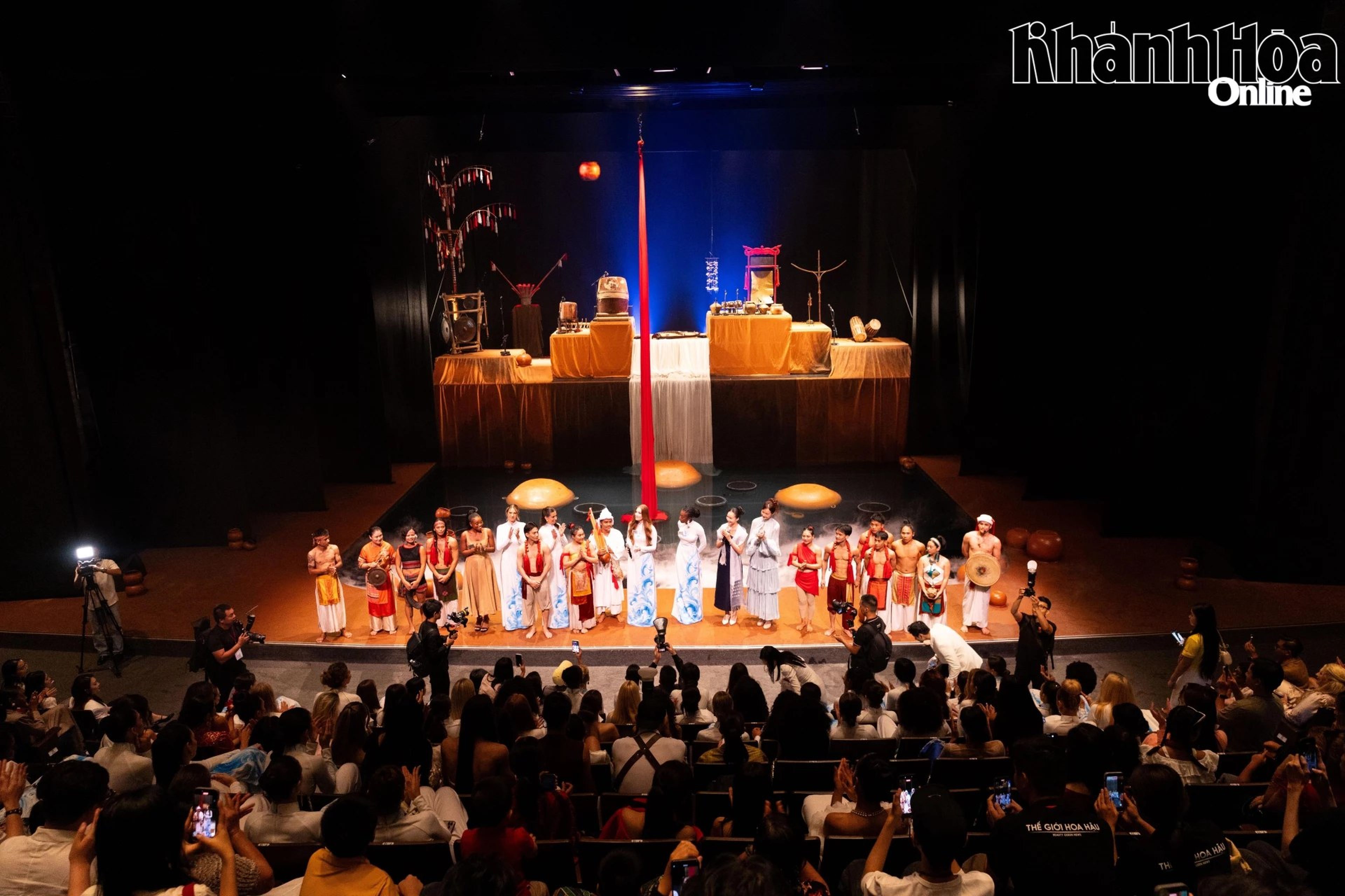 Thí sinh Miss World 2026 thưởng thức chương trình nghệ thuật "Chum Show" tại Nhà hát Đó - Hình 2