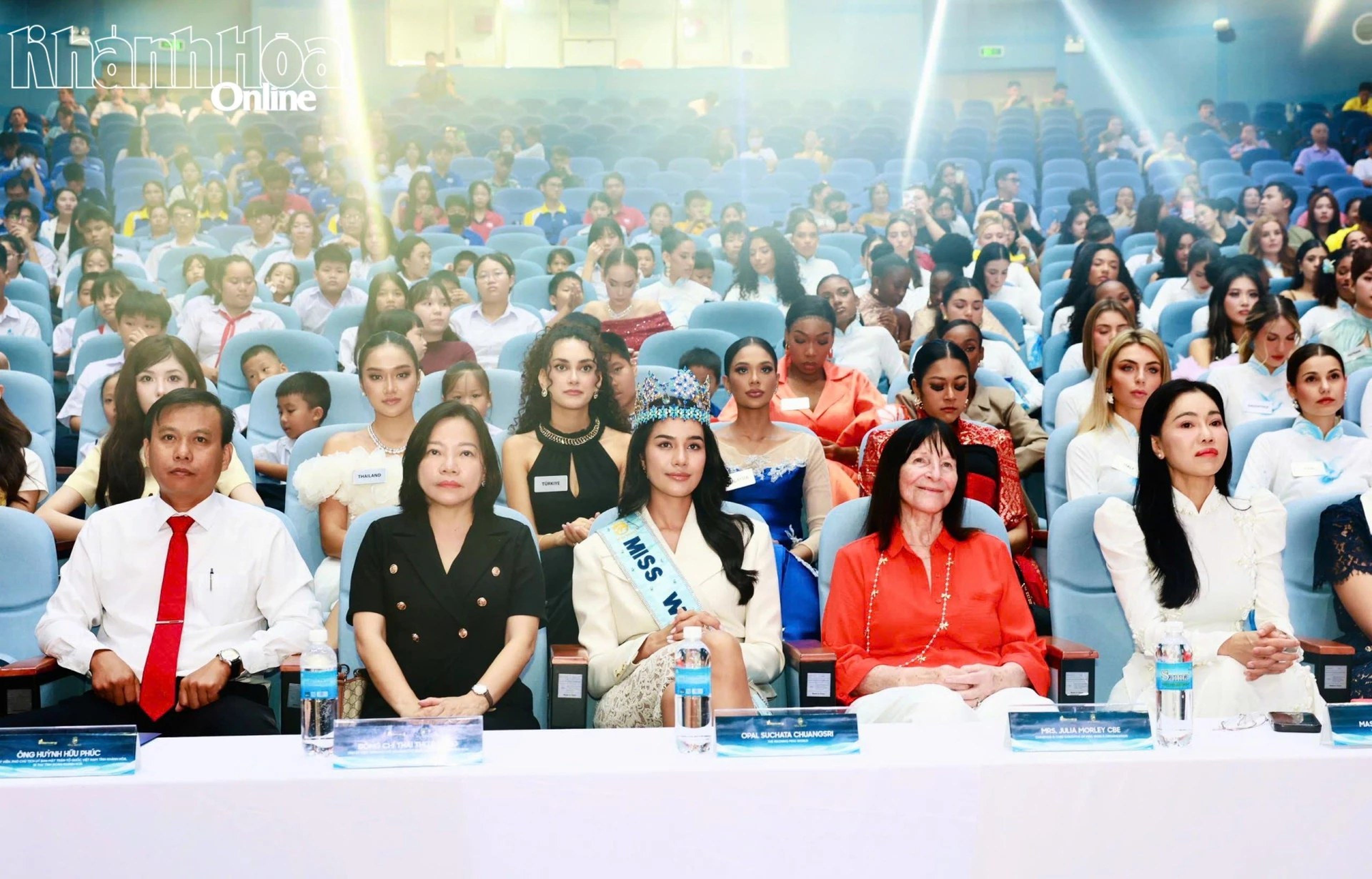 Miss World 2026 Organizers present gifts to 200 poor, studious students in Khanh Hoa - Hình 4