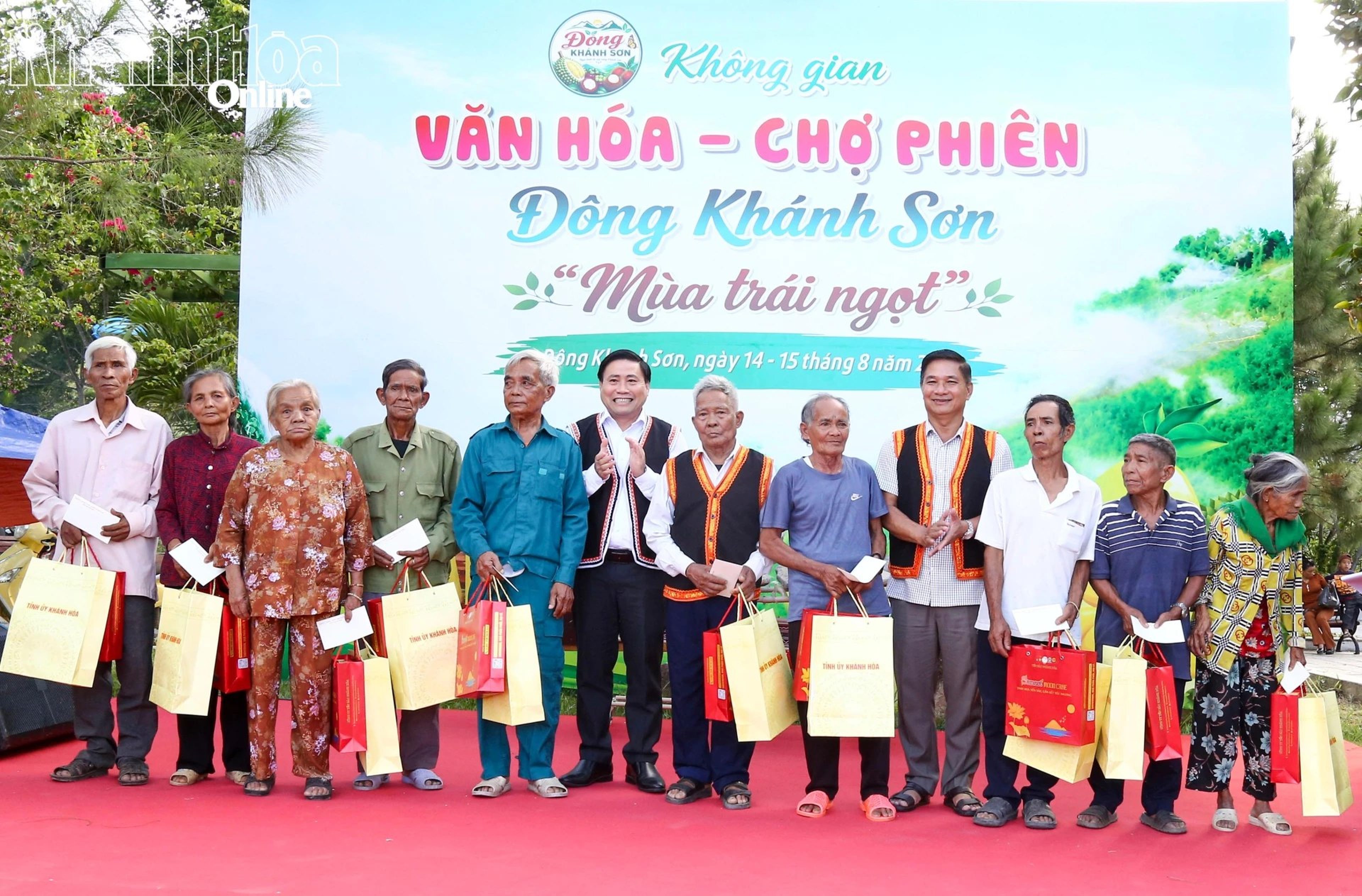 Rộn ràng “Không gian Văn hóa - Chợ phiên Đông Khánh Sơn” - Hình 2