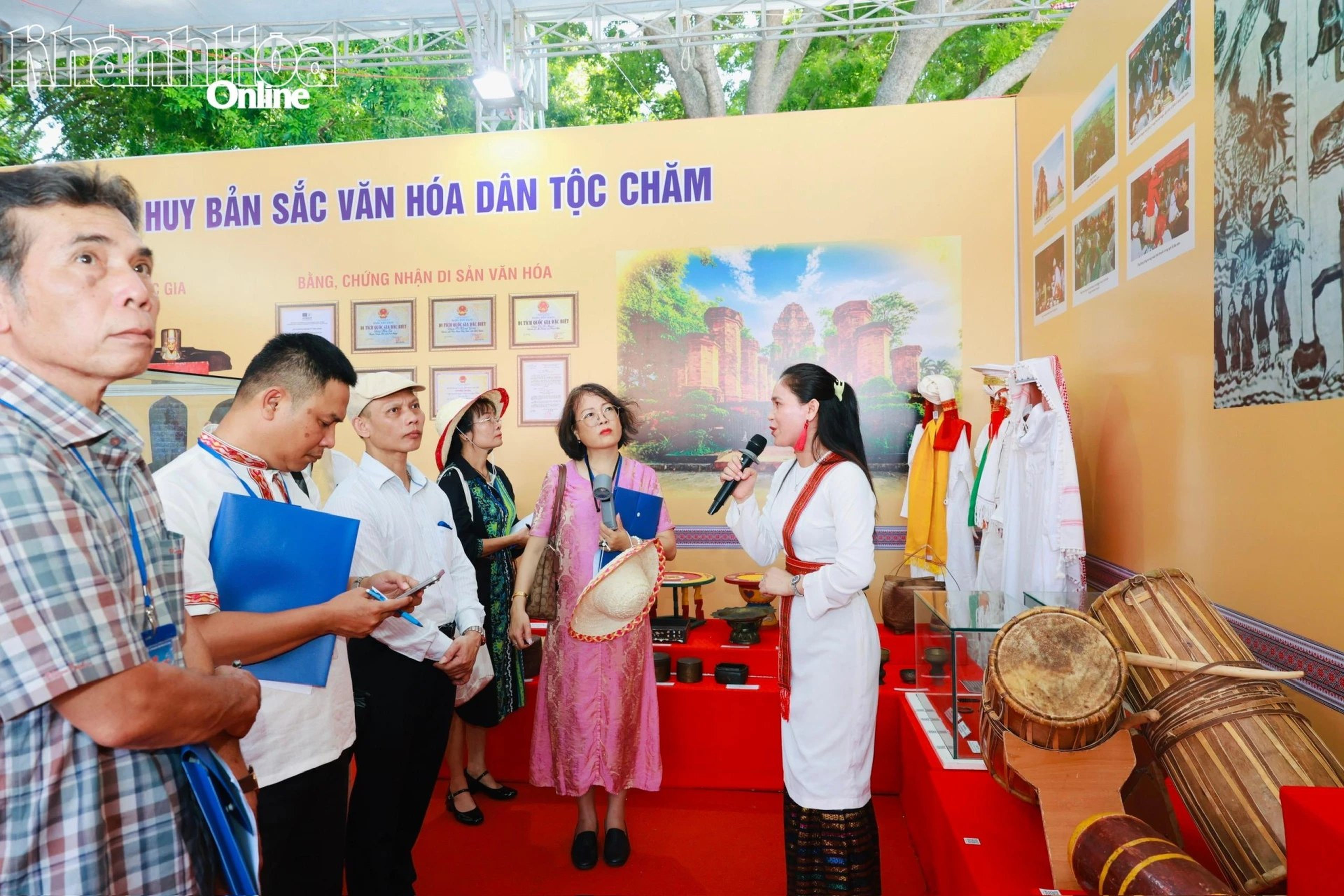 Strengthening the Party's Leadership in Preserving and Promoting Cultural Heritage Values Associated with Sustainable Tourism Development - Hình 1