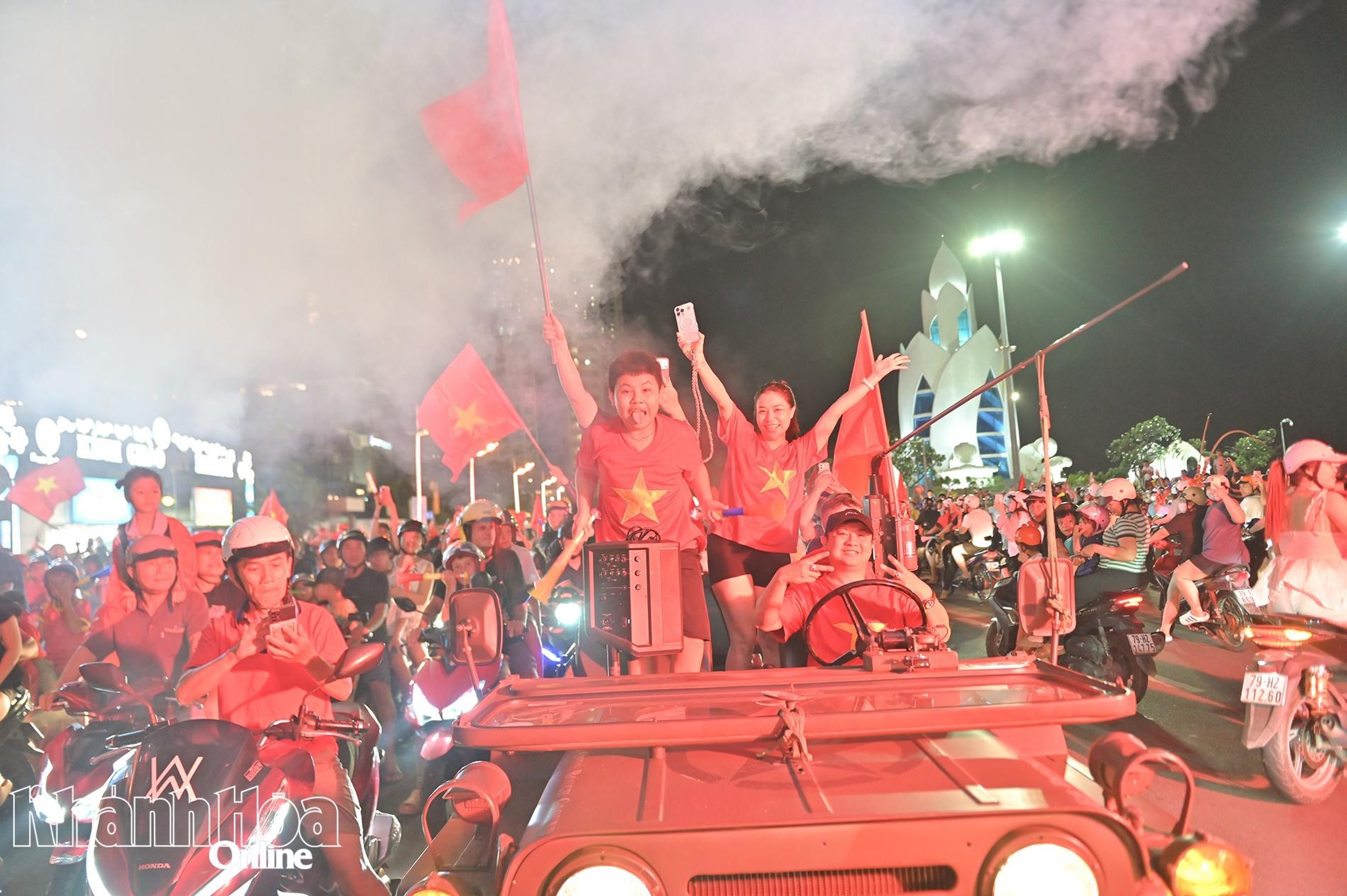 Người dân các phường Nha Trang đổ ra đường mừng tuyển Việt Nam vô địch AFF Cup 2026 - Hình 1