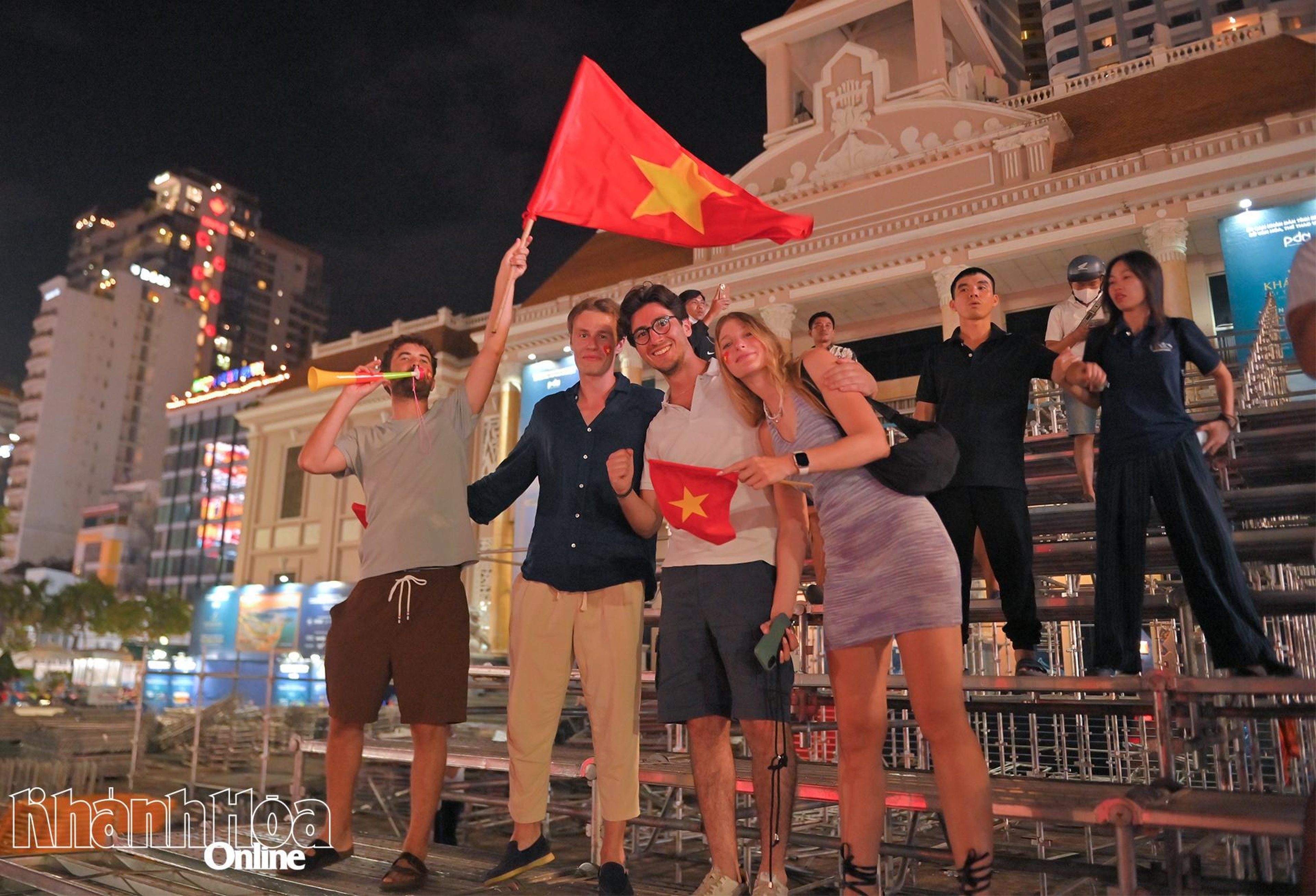 Người dân các phường Nha Trang đổ ra đường mừng tuyển Việt Nam vô địch AFF Cup 2026 - Hình 6