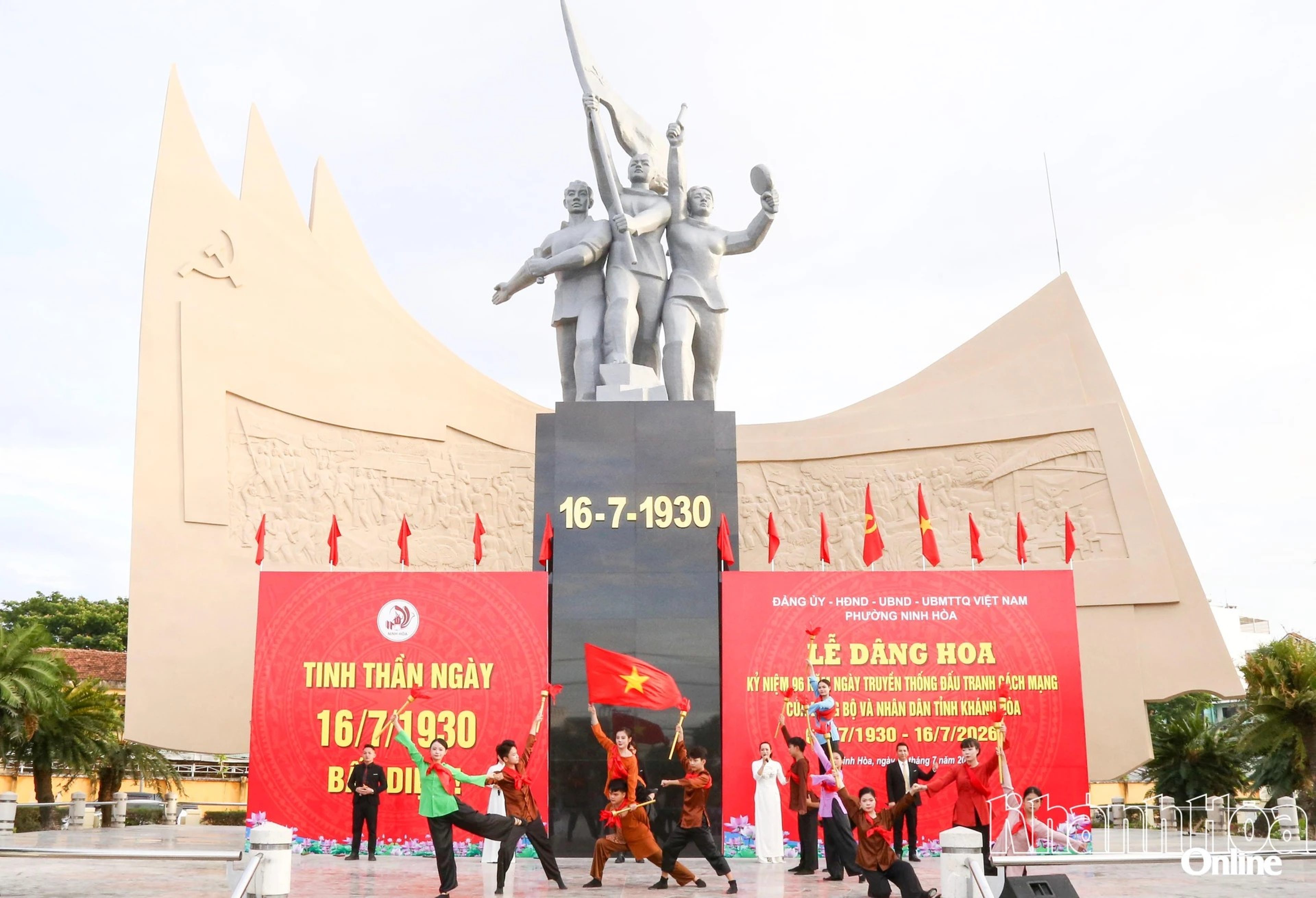 Laying wreaths to commemorate the 96th anniversary of the revolutionary struggle tradition of the Party Committee and people of Khanh Hoa province. - Hình 1