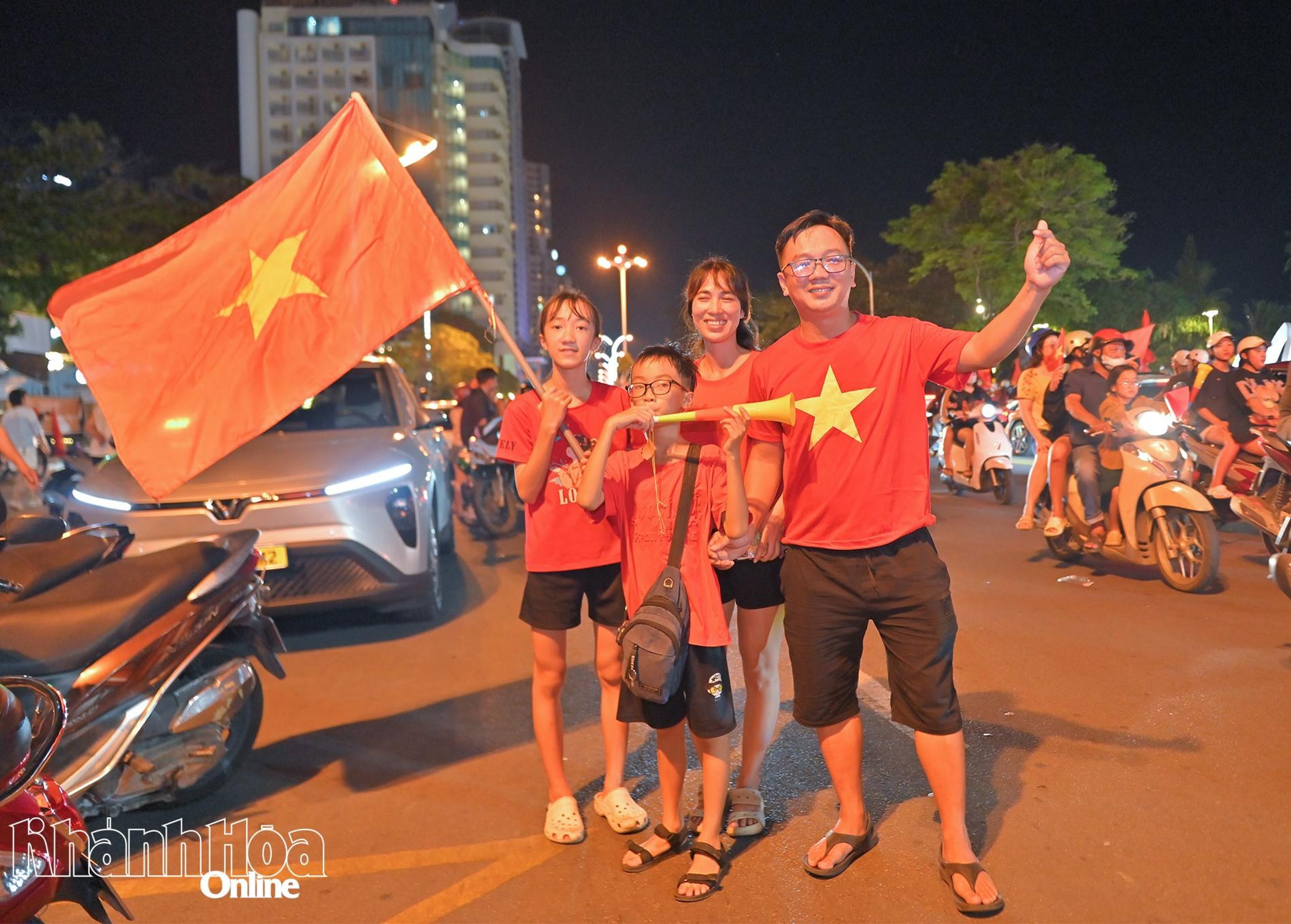 Người dân các phường Nha Trang đổ ra đường mừng tuyển Việt Nam vô địch AFF Cup 2026 - Hình 7