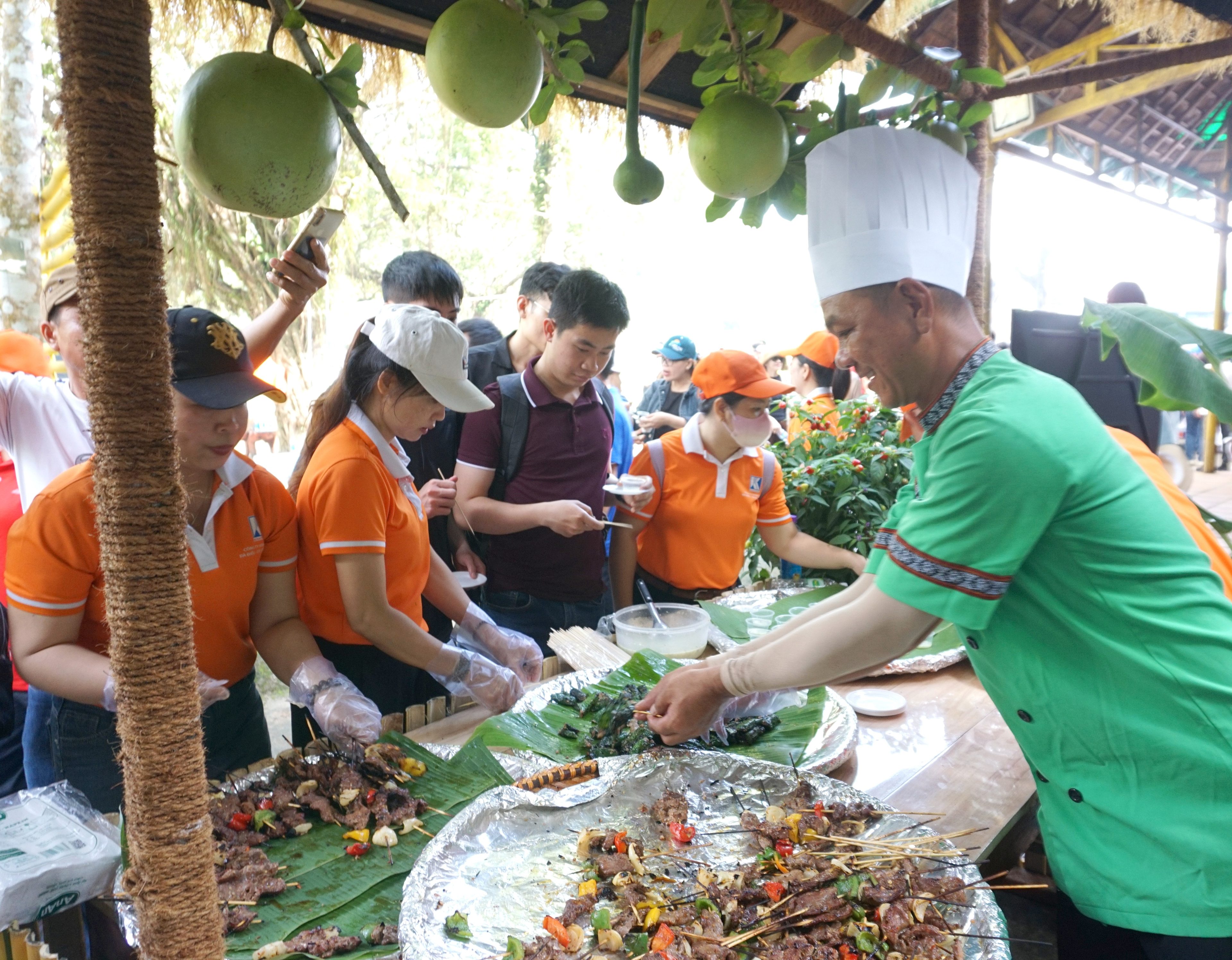 “Ngày hội ẩm thực – Món ngon từ thịt đà điểu” tại Yang Bay - Hình 17