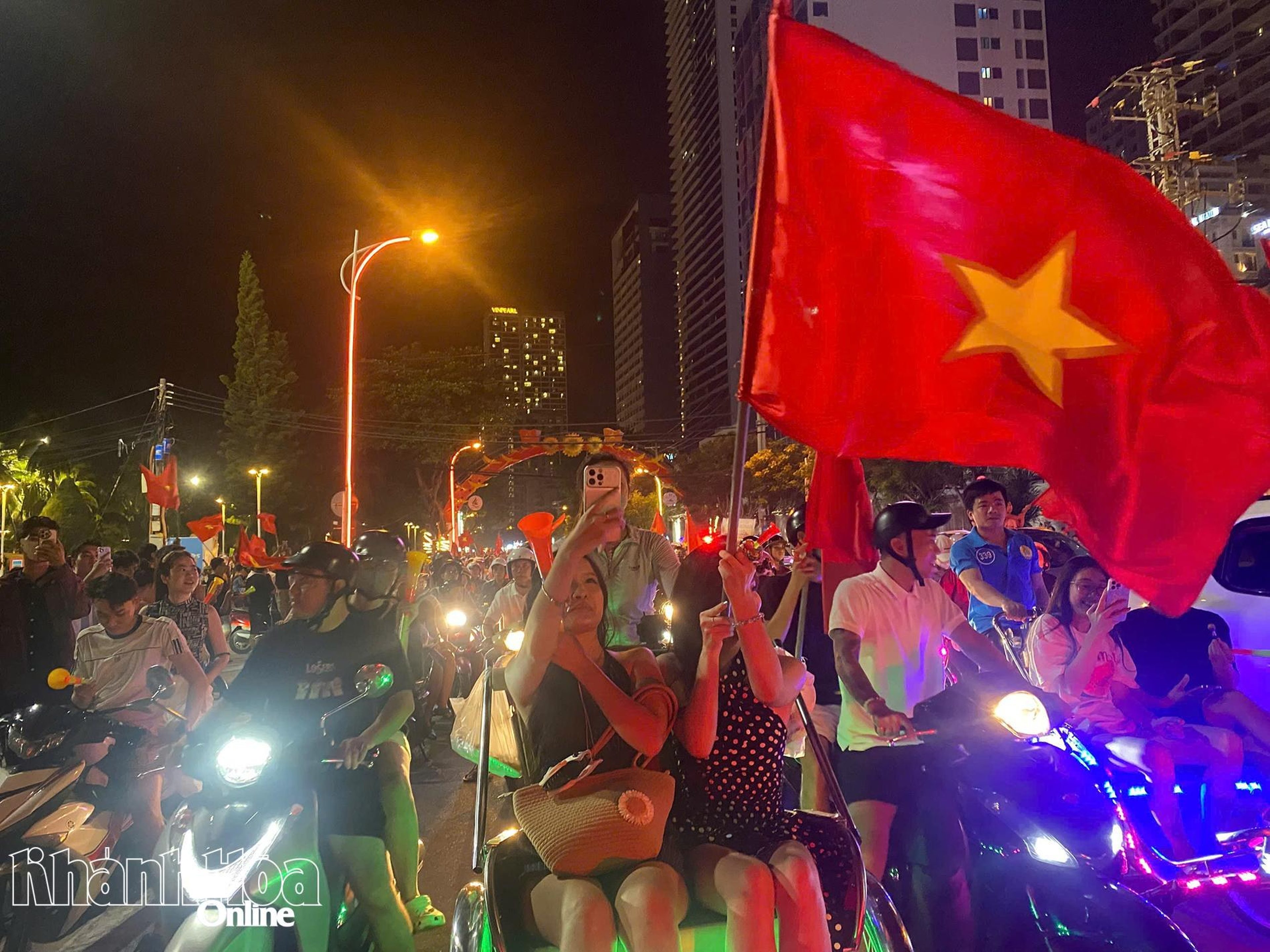 Người dân các phường Nha Trang đổ ra đường mừng tuyển Việt Nam vô địch AFF Cup 2026 - Hình 9