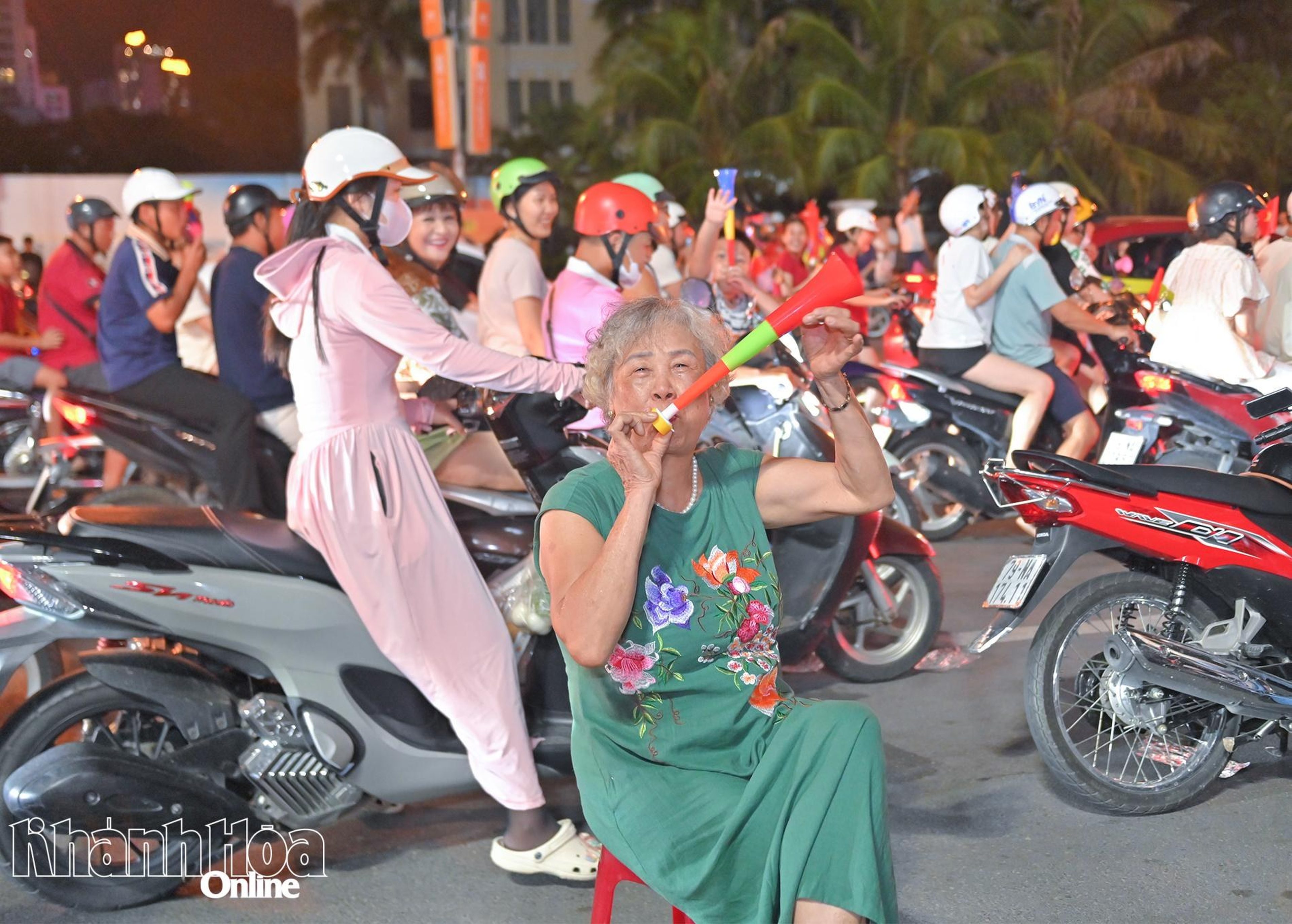 Người dân các phường Nha Trang đổ ra đường mừng tuyển Việt Nam vô địch AFF Cup 2026 - Hình 8
