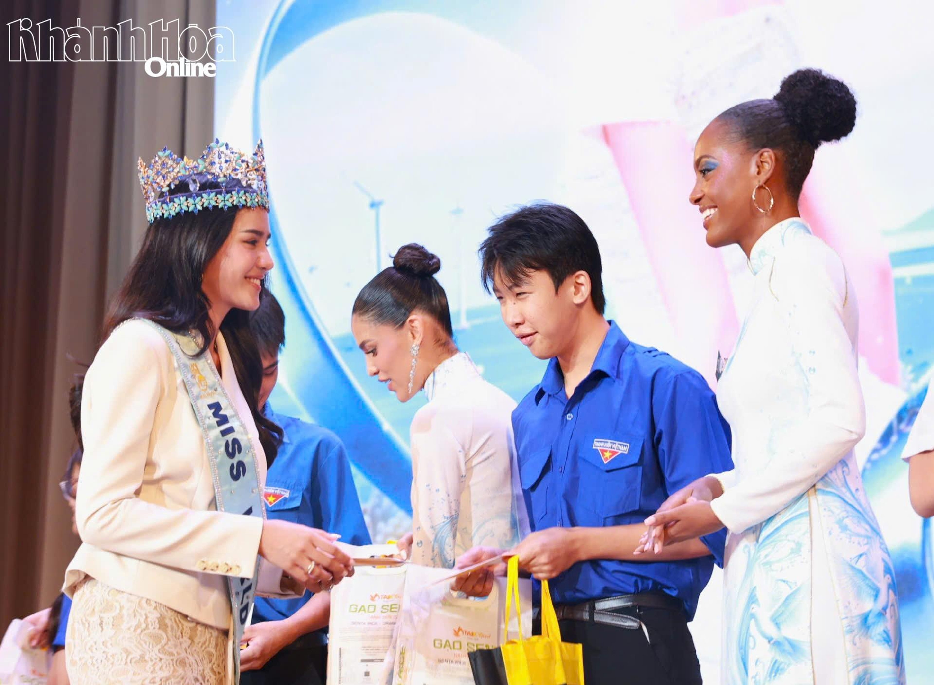 Miss World 2026 Organizers present gifts to 200 poor, studious students in Khanh Hoa - Hình 1