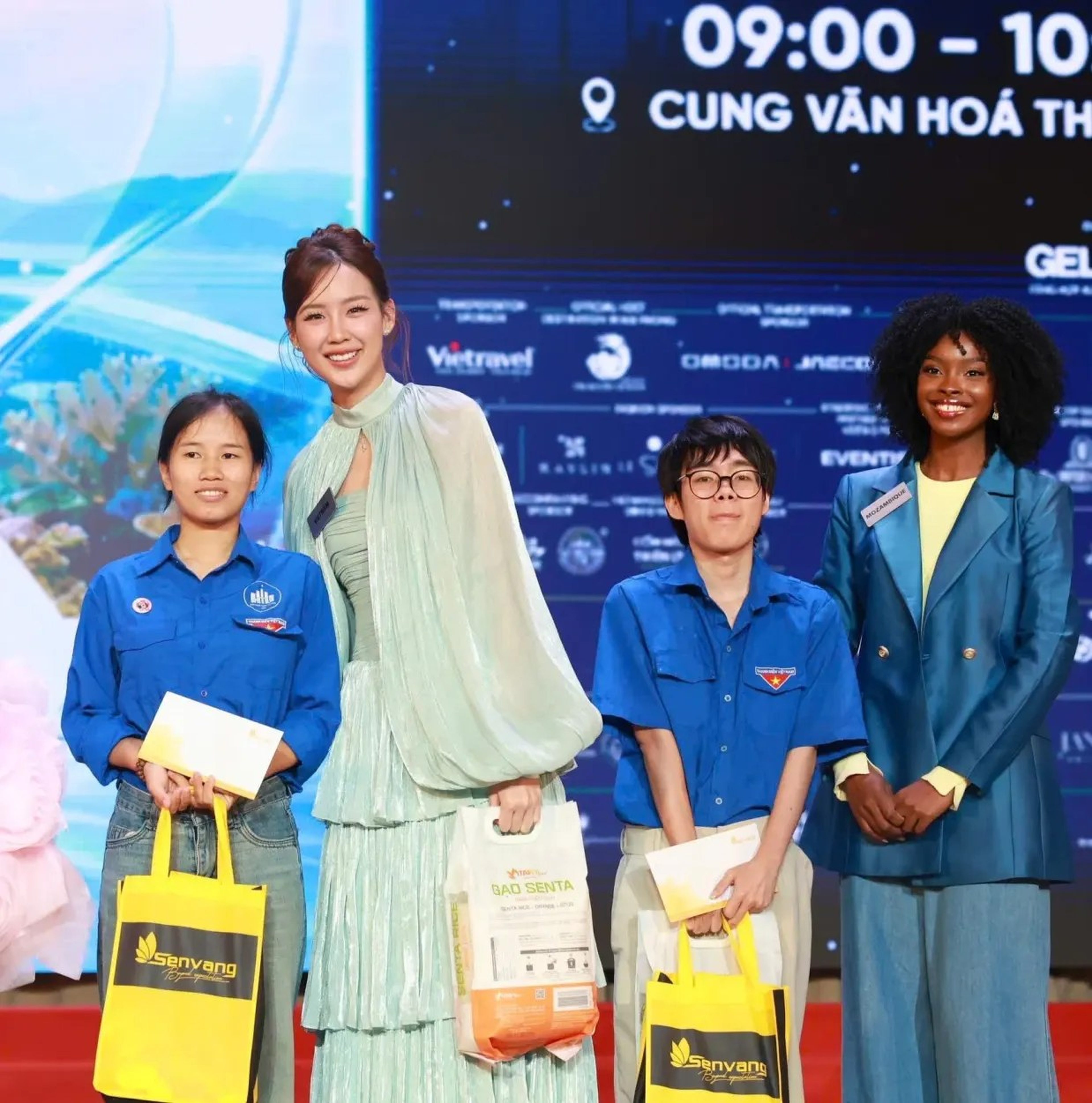 Miss World 2026 Organizers present gifts to 200 poor, studious students in Khanh Hoa - Hình 2