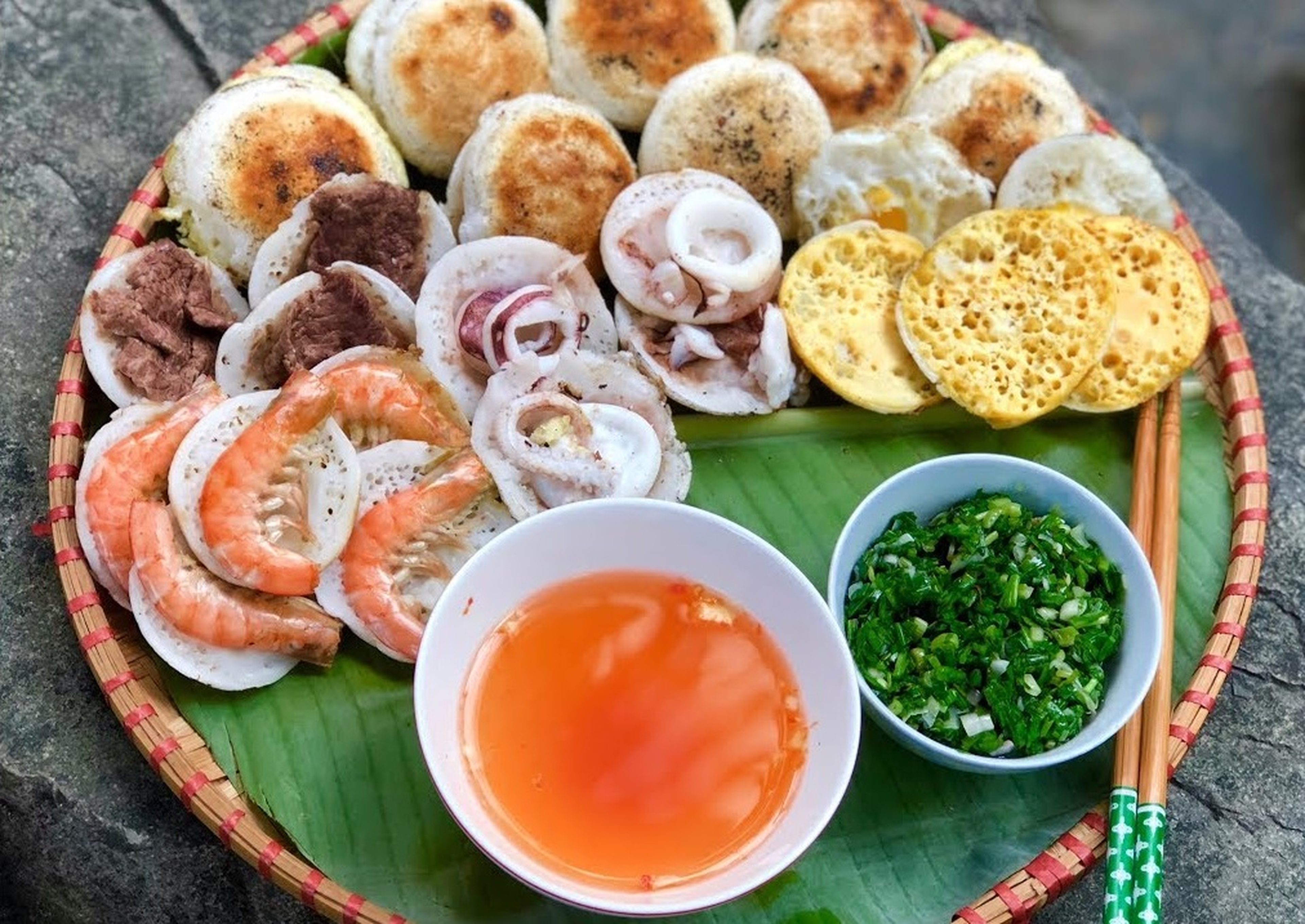 Bánh căn Nha Trang: Khúc nhạc giòn rụm từ khuôn đất nung nóng hổi - Hình 1