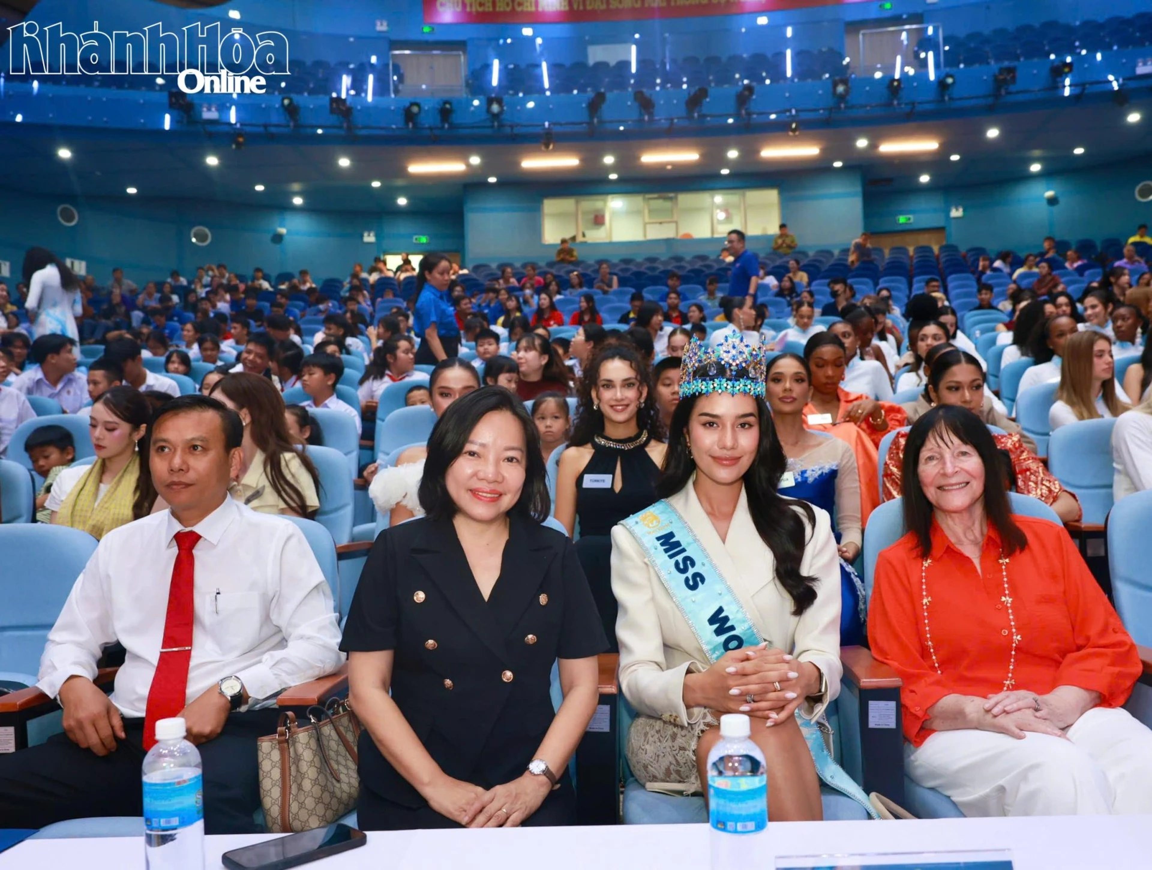 Miss World 2026 Organizers present gifts to 200 poor, studious students in Khanh Hoa - Hình 8