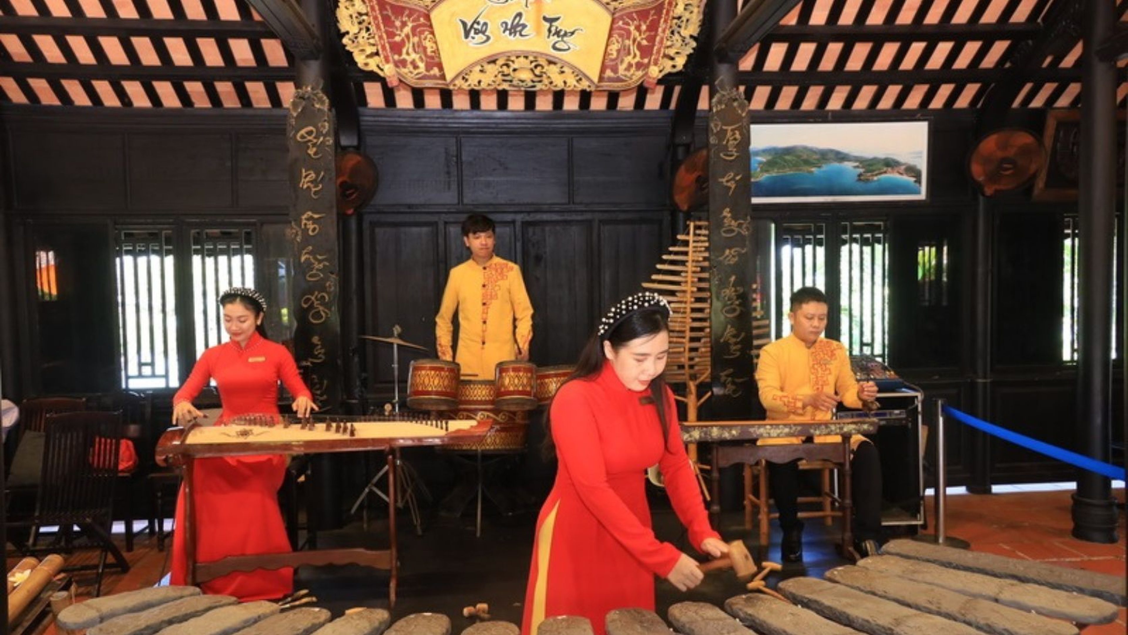 Trình diễn hòa tấu nhạc cụ dân tộc - Hình 2