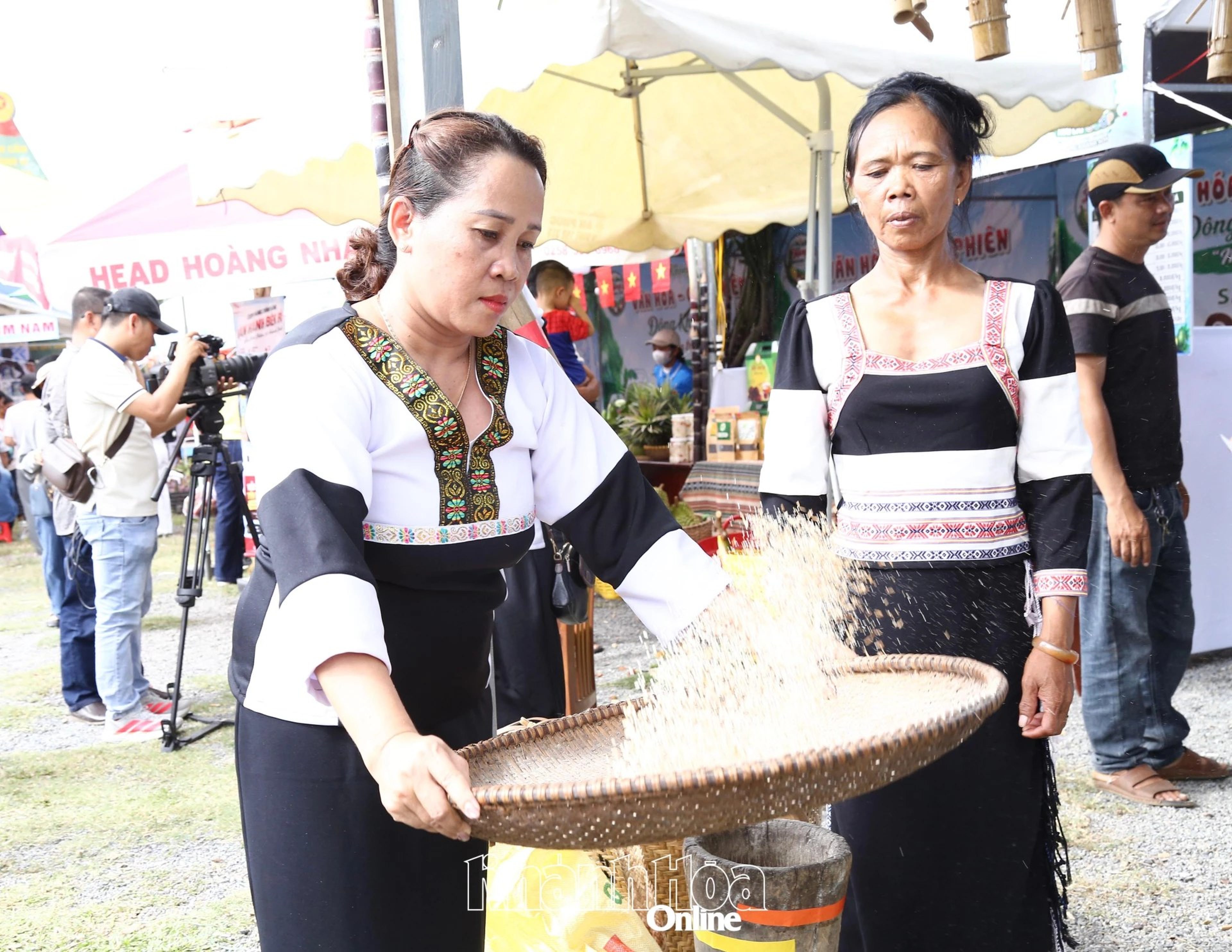 Rộn ràng “Không gian Văn hóa - Chợ phiên Đông Khánh Sơn” - Hình 9