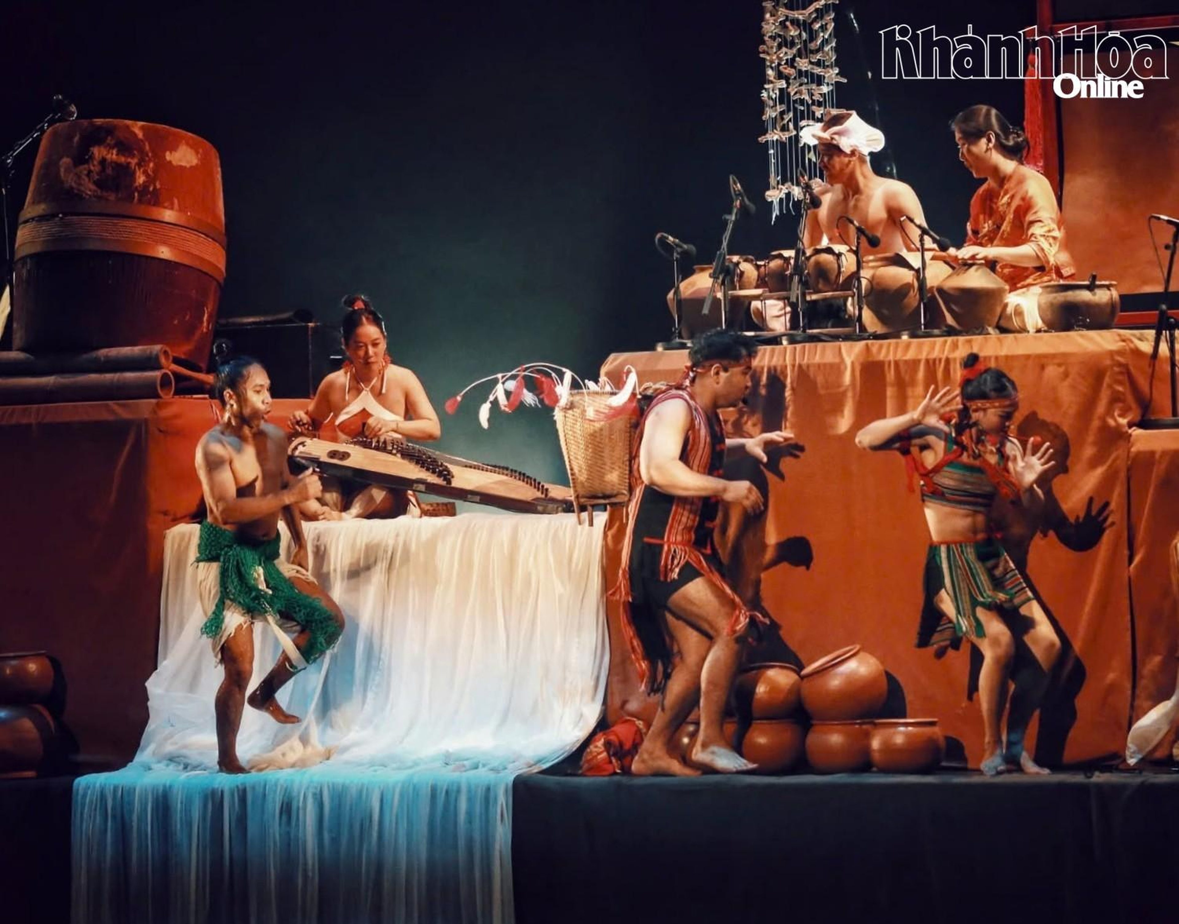Thí sinh Miss World 2026 thưởng thức chương trình nghệ thuật "Chum Show" tại Nhà hát Đó - Hình 1